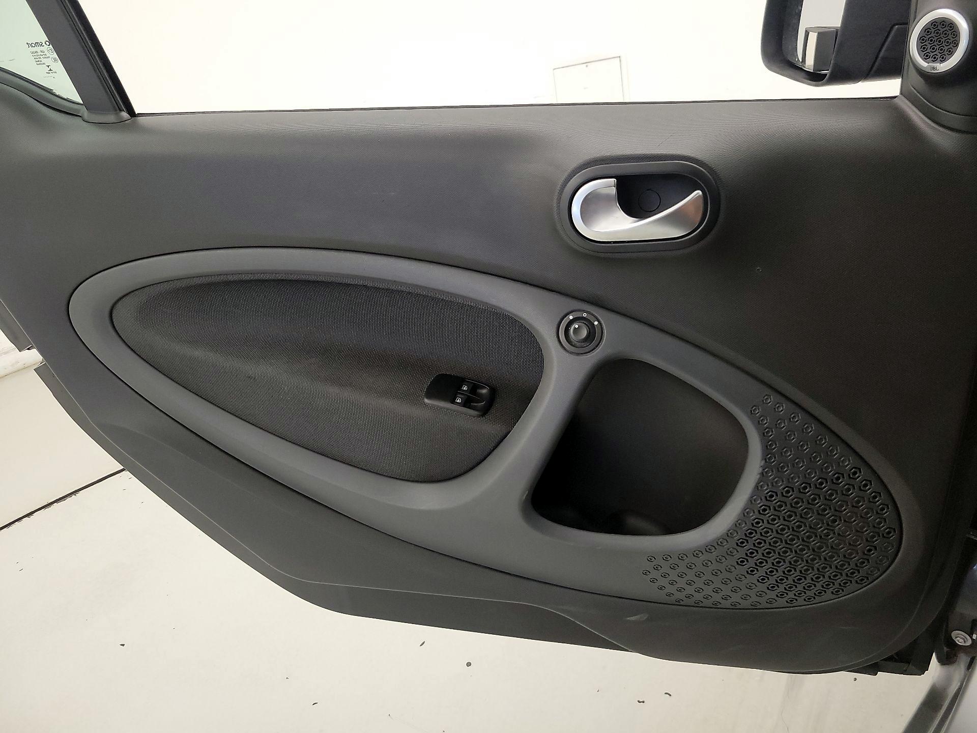 Thumbnail: 2016 smart fortwo - 12