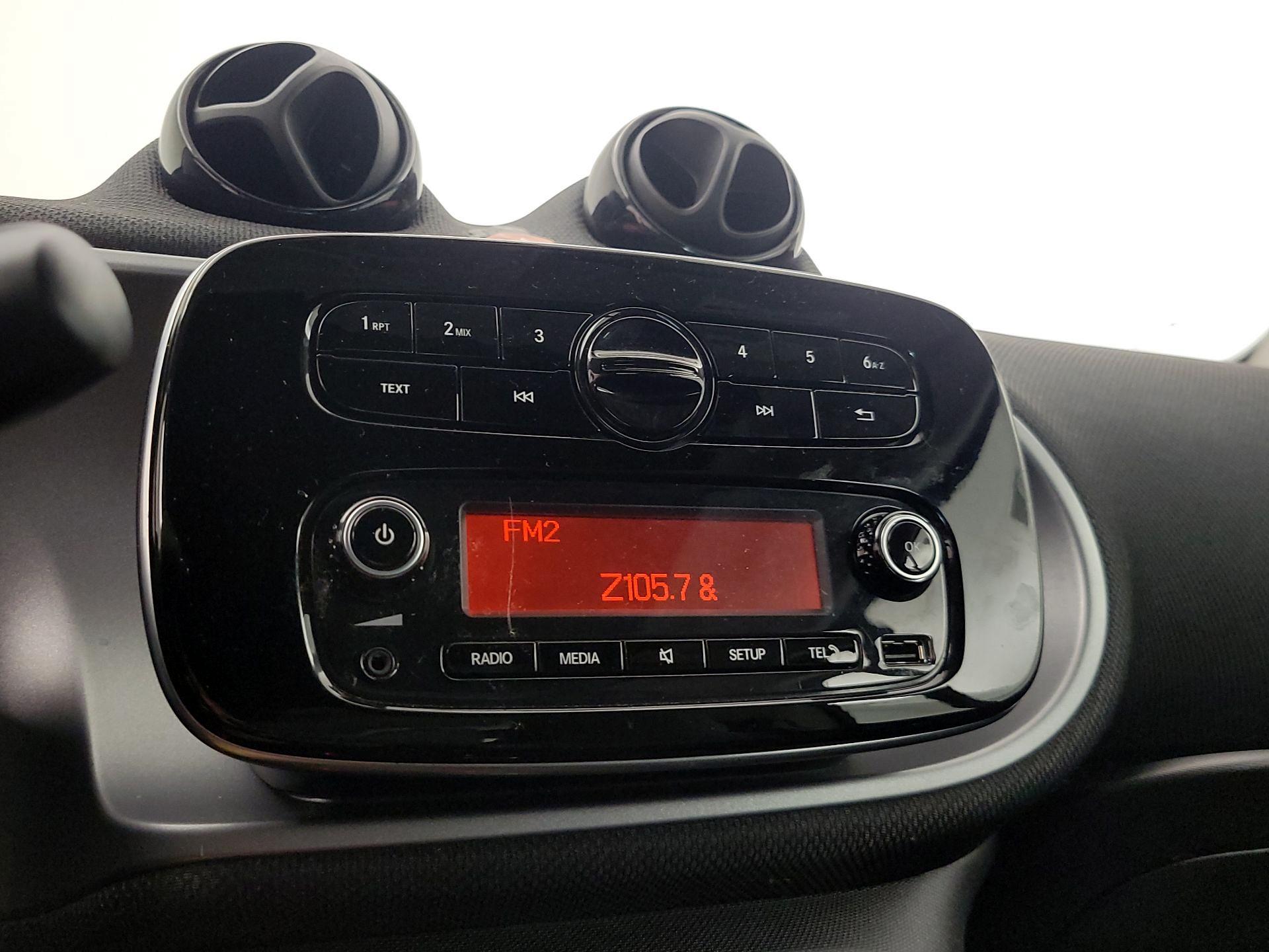 Thumbnail: 2016 smart fortwo - 14