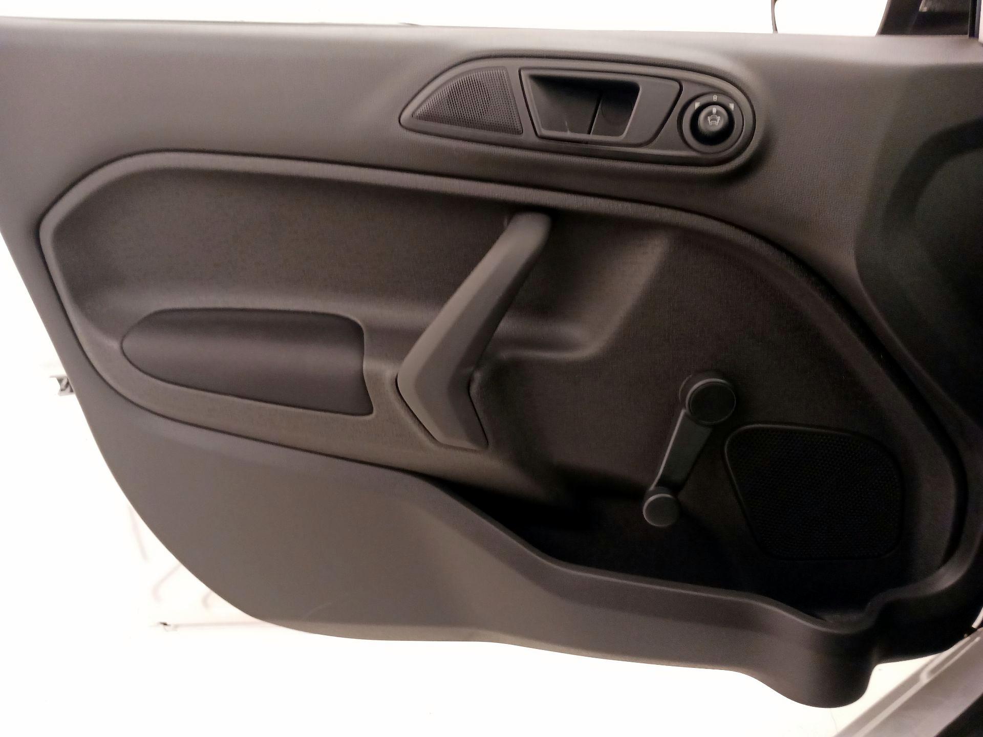 Thumbnail: 2015 Ford Fiesta - 12