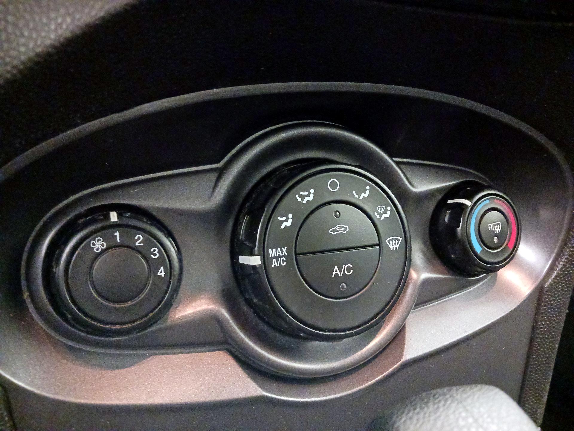 Thumbnail: 2015 Ford Fiesta - 15