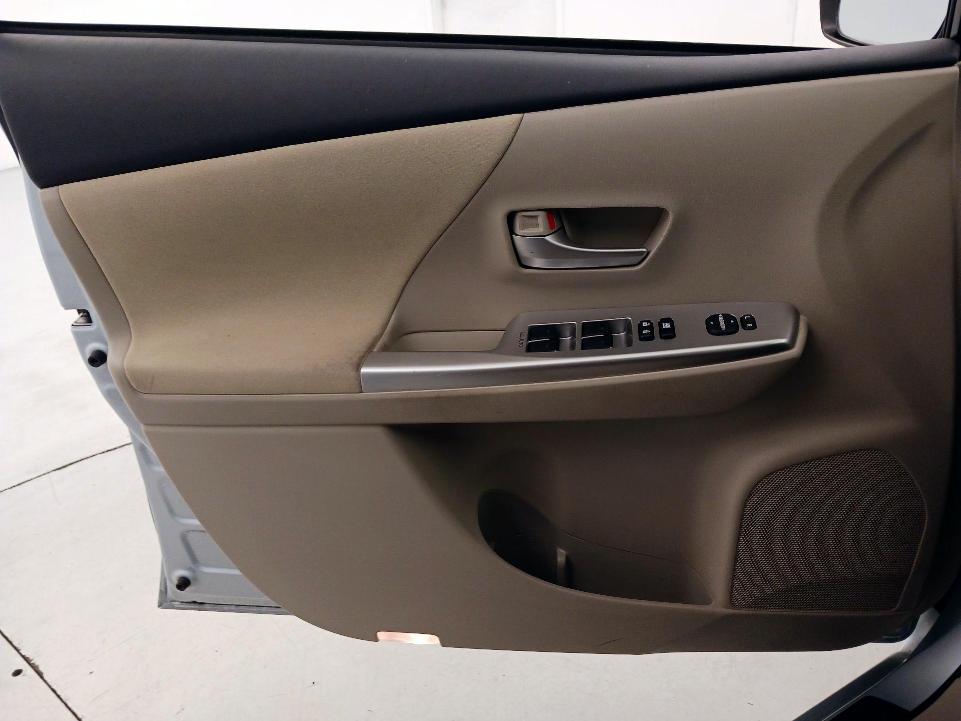 Thumbnail: 2013 Toyota Prius v - 12