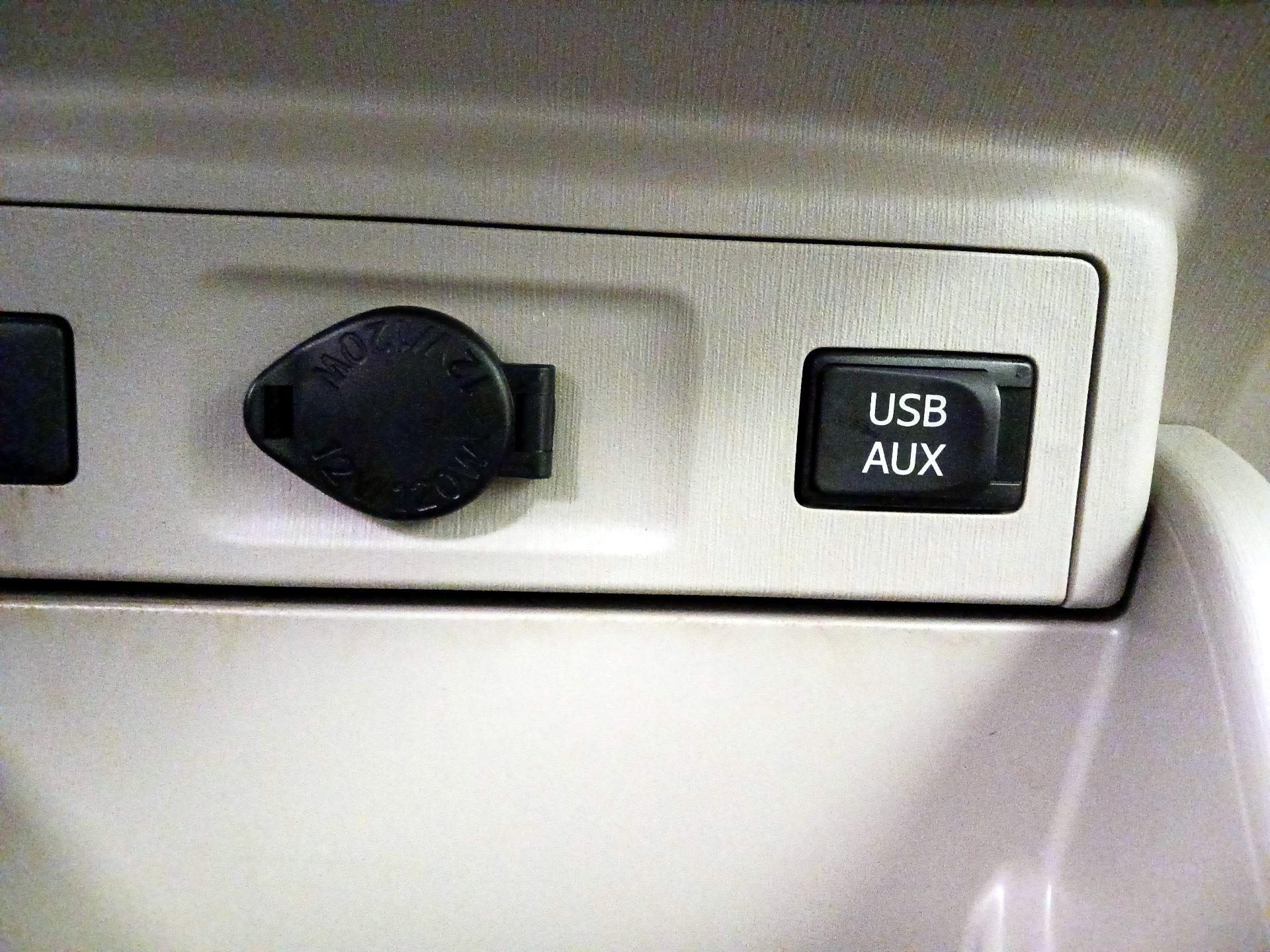 Thumbnail: 2013 Toyota Prius v - 18