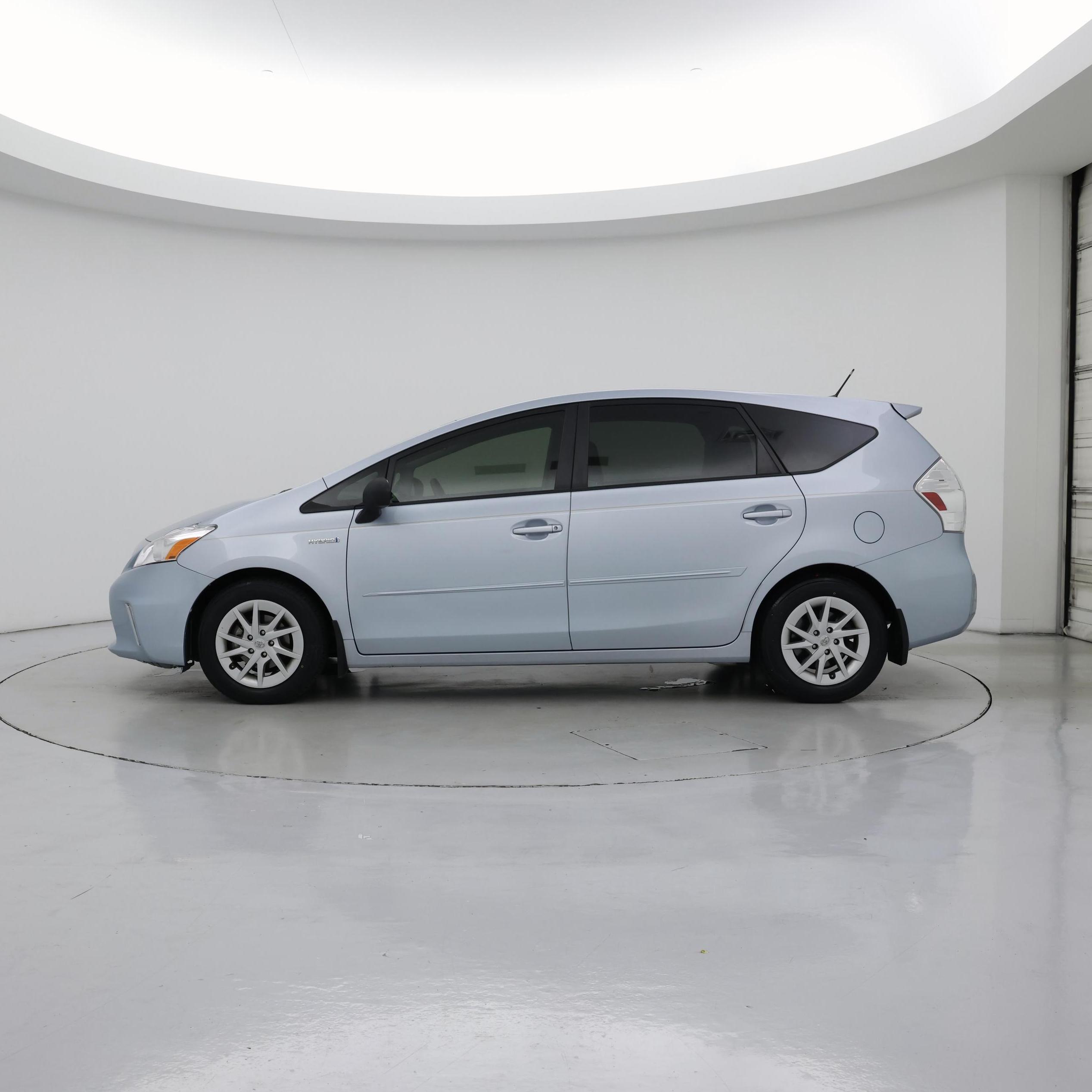 Thumbnail: 2013 Toyota Prius v - 3