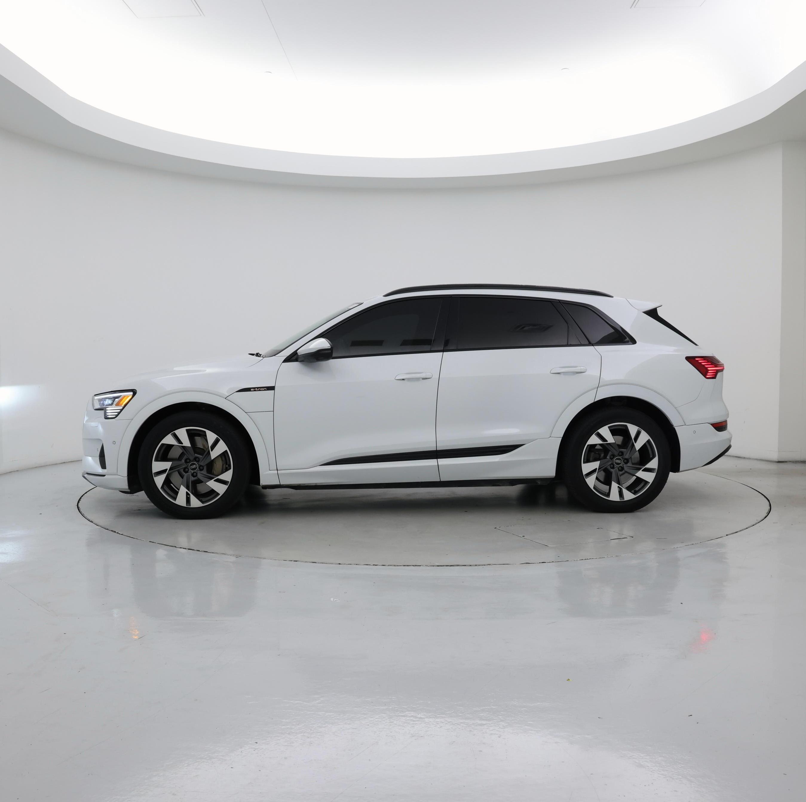 Thumbnail: 2021 Audi e-tron - 3