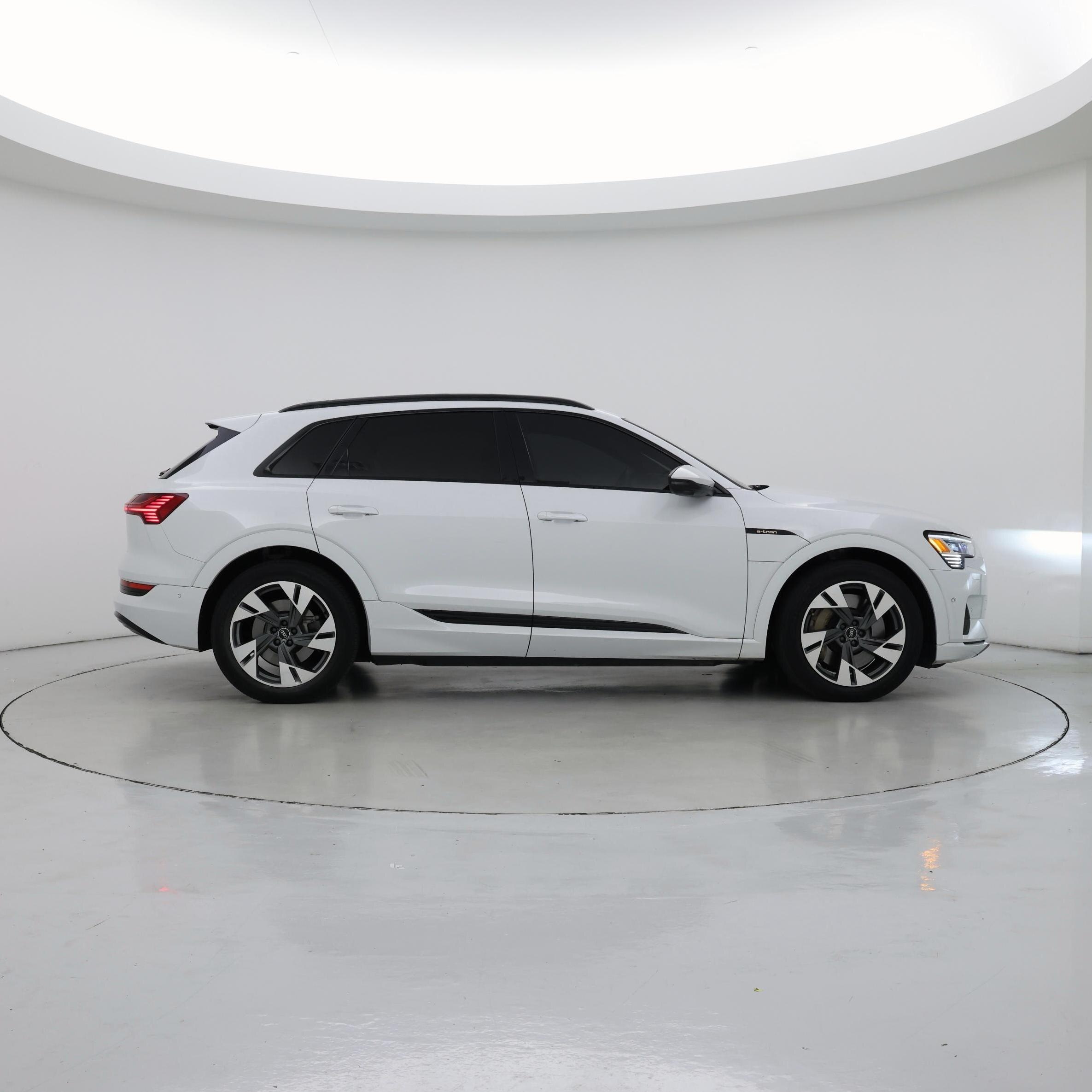 Thumbnail: 2021 Audi e-tron - 7
