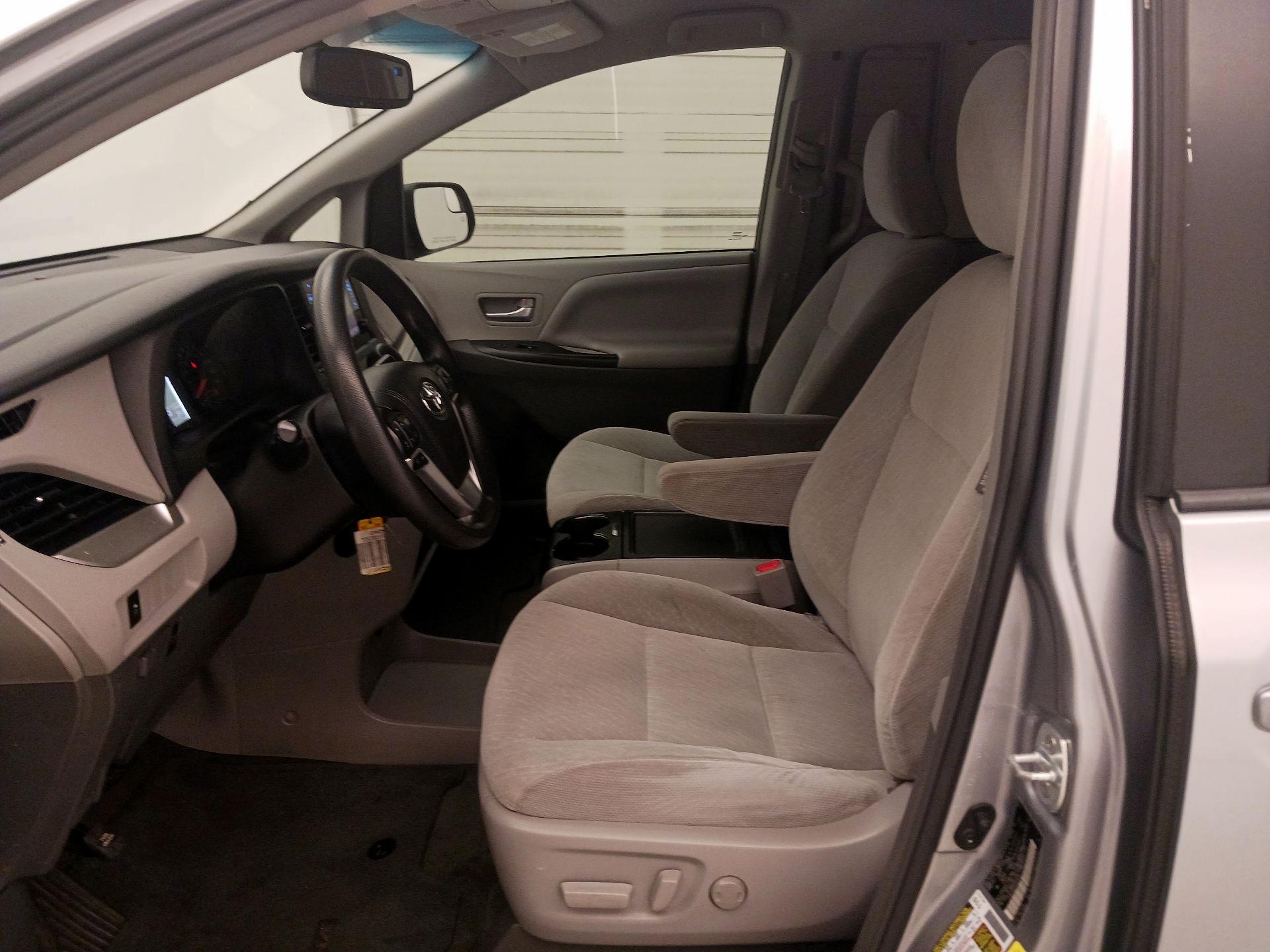 Thumbnail: 2017 Toyota Sienna - 9