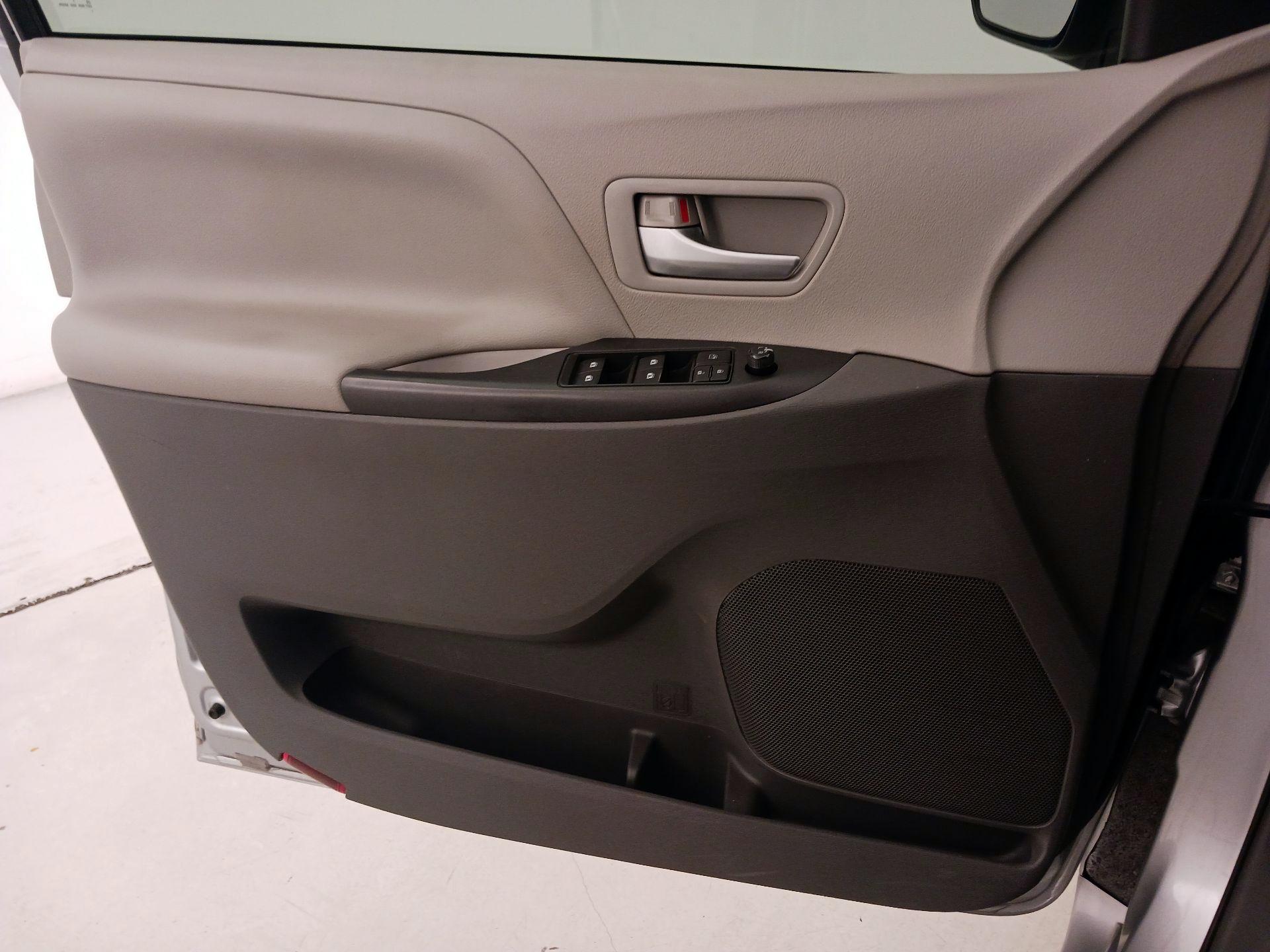 Thumbnail: 2017 Toyota Sienna - 10