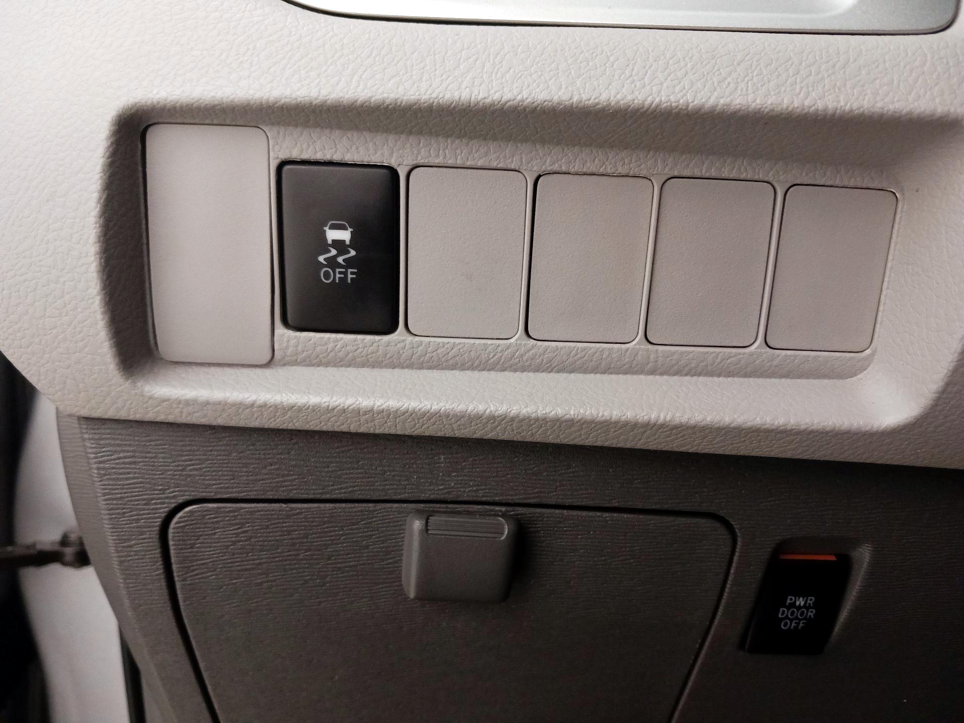Thumbnail: 2017 Toyota Sienna - 11