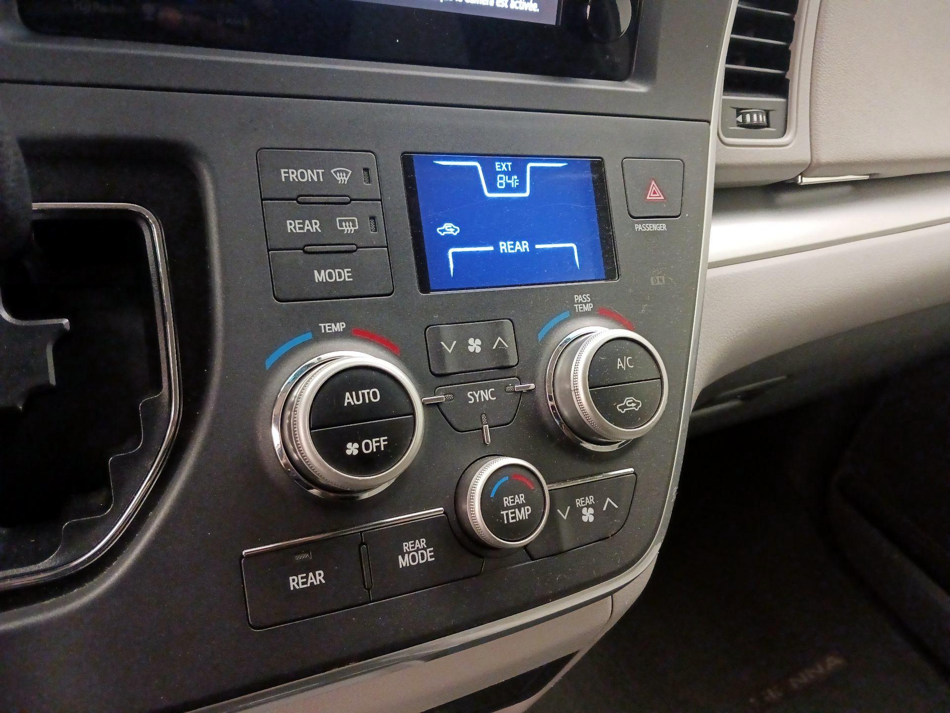 Thumbnail: 2017 Toyota Sienna - 14