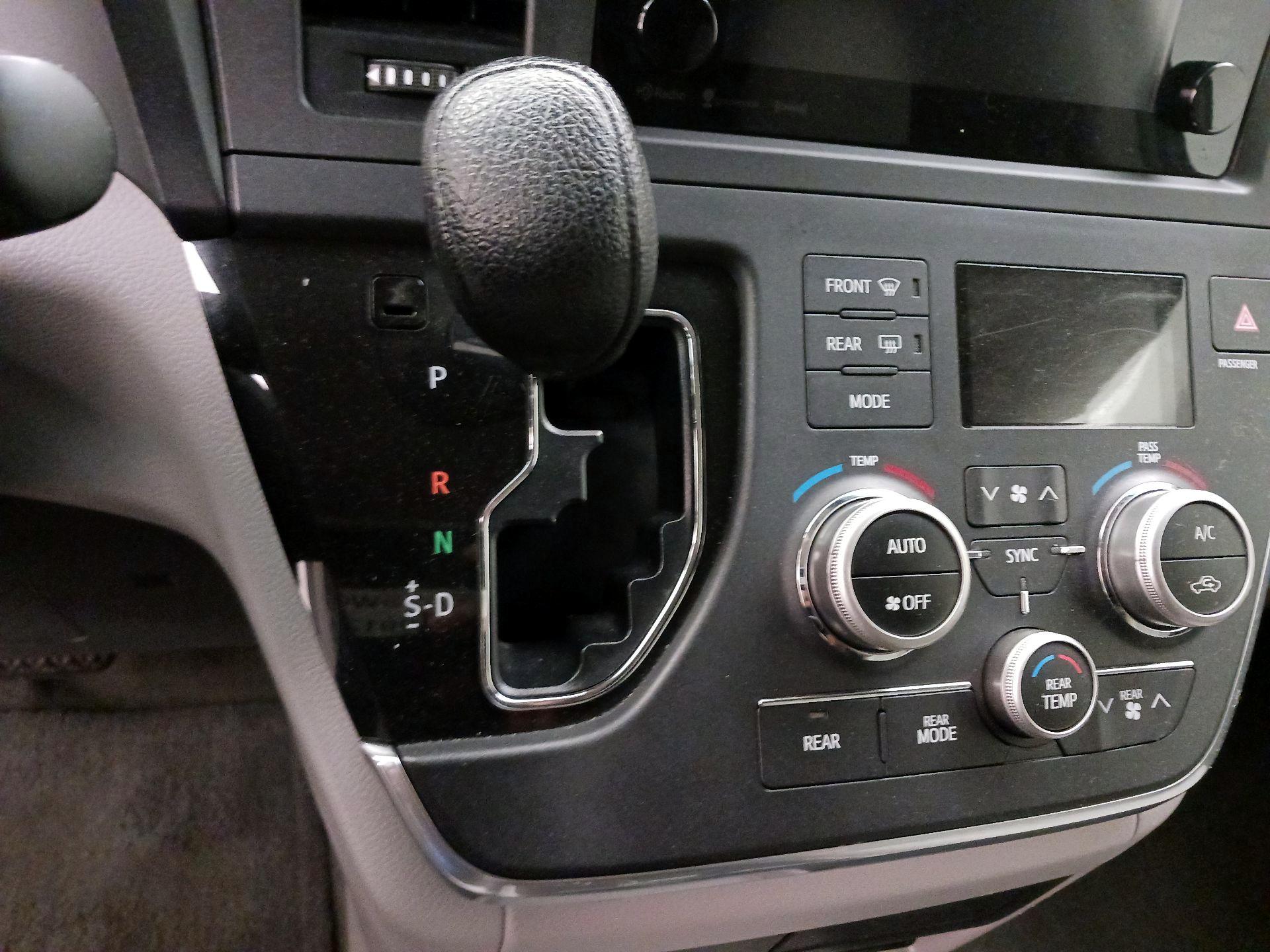 Thumbnail: 2017 Toyota Sienna - 15