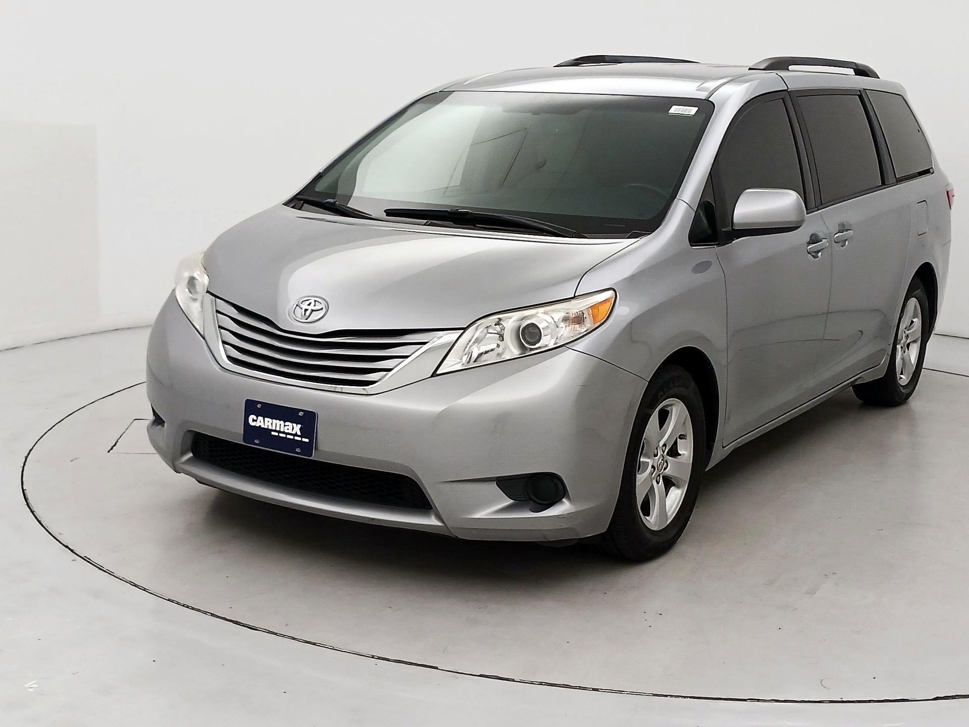 Thumbnail: 2017 Toyota Sienna - 3