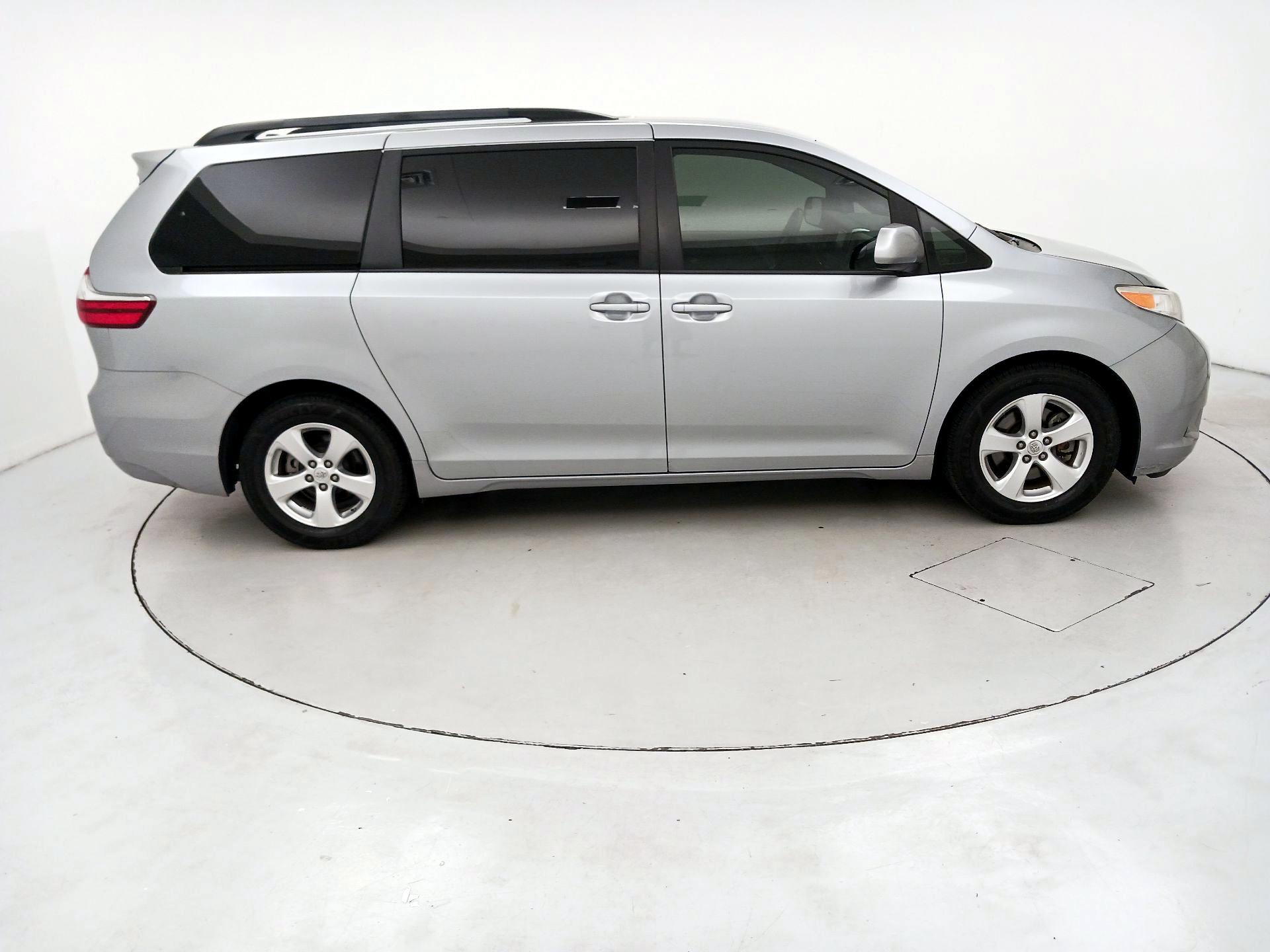Thumbnail: 2017 Toyota Sienna - 4