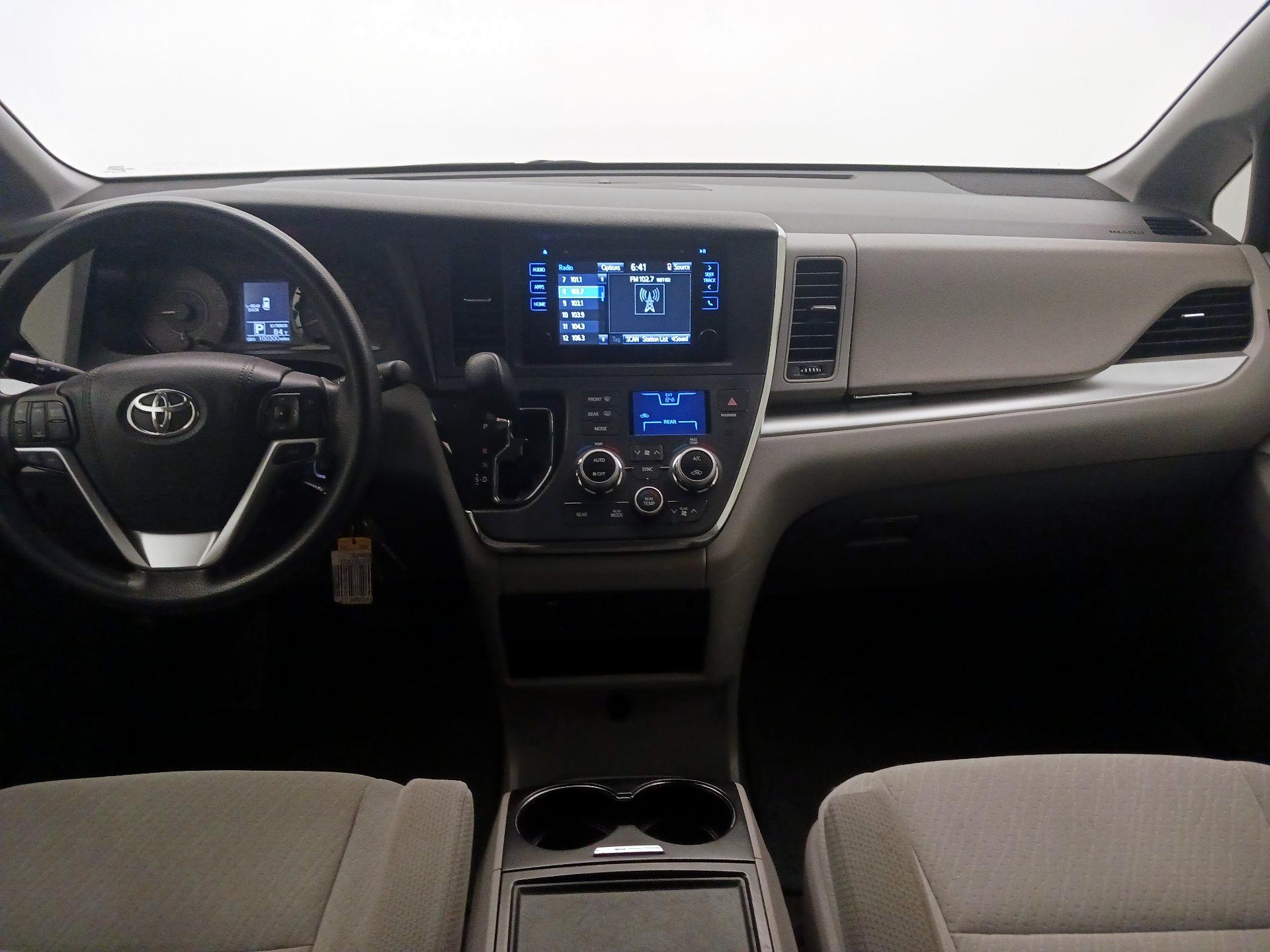 Thumbnail: 2017 Toyota Sienna - 8