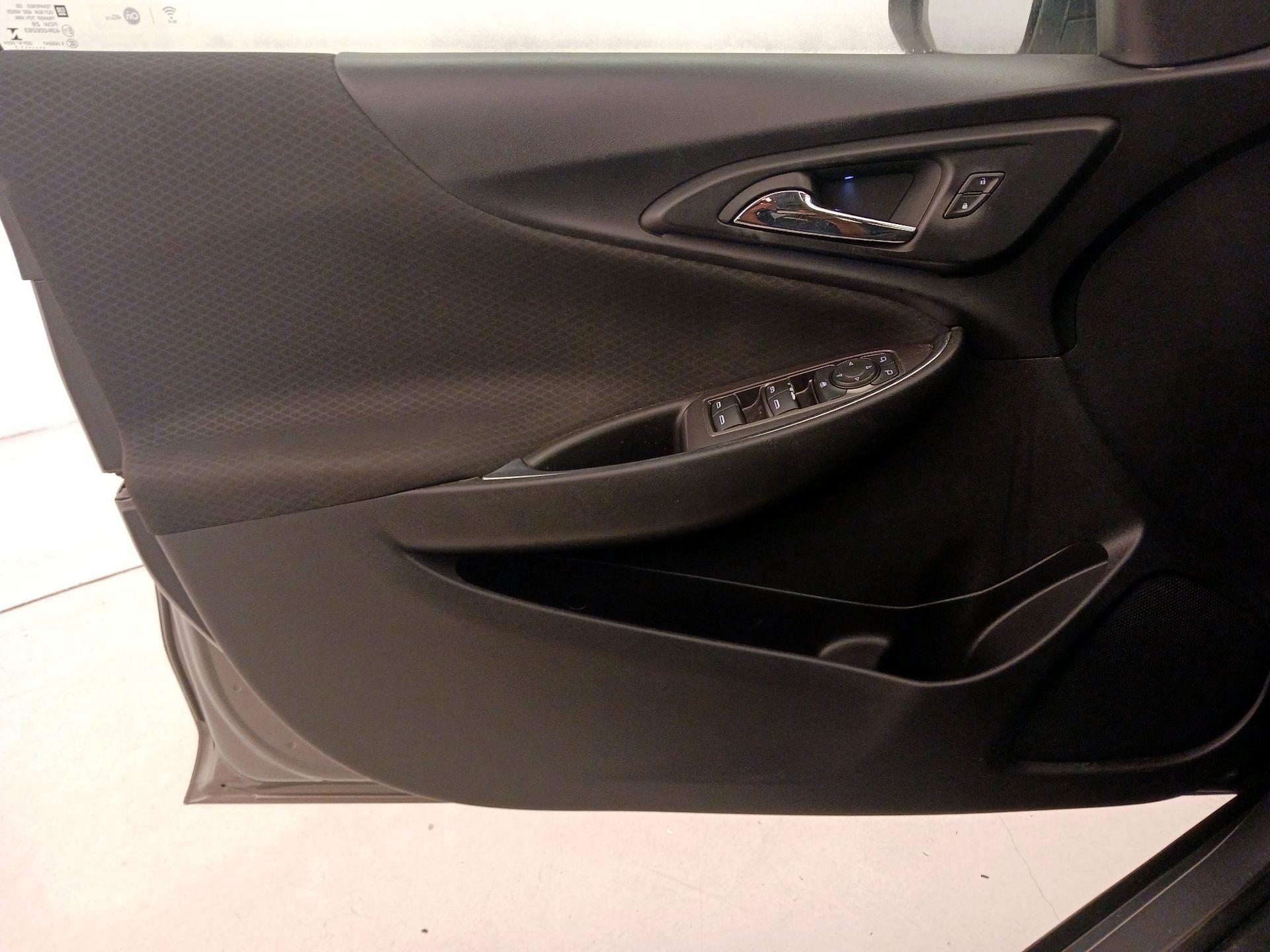 Thumbnail: 2017 Chevrolet Malibu - 10