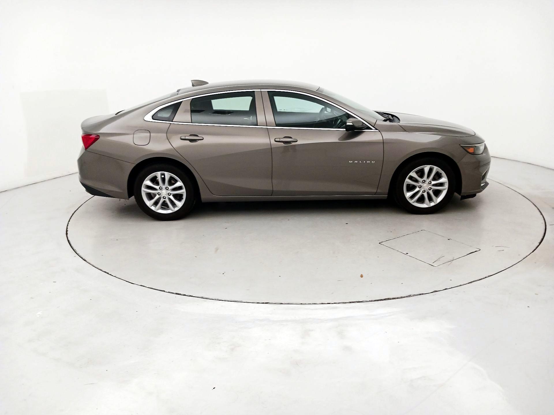 Thumbnail: 2017 Chevrolet Malibu - 4