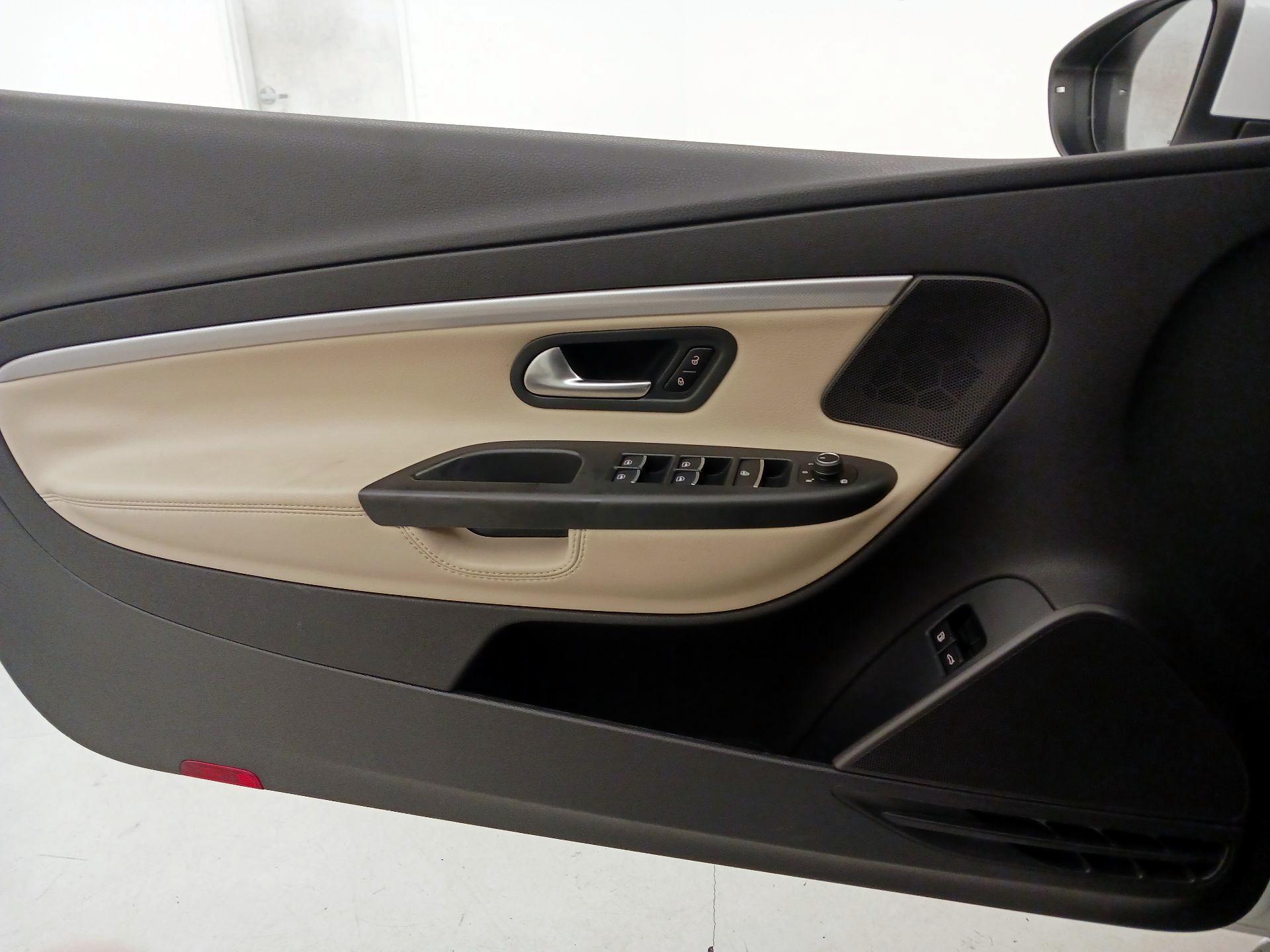 Thumbnail: 2015 Volkswagen Eos - 12