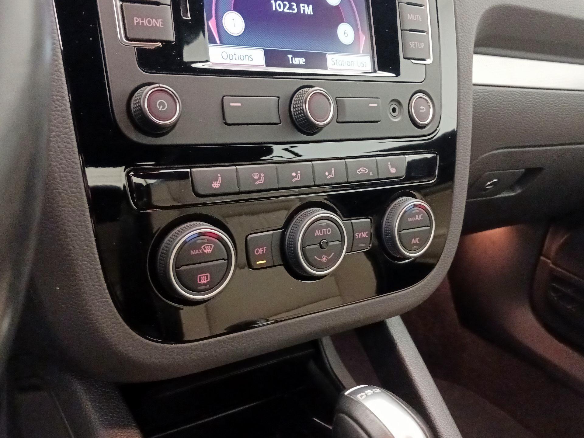 Thumbnail: 2015 Volkswagen Eos - 17