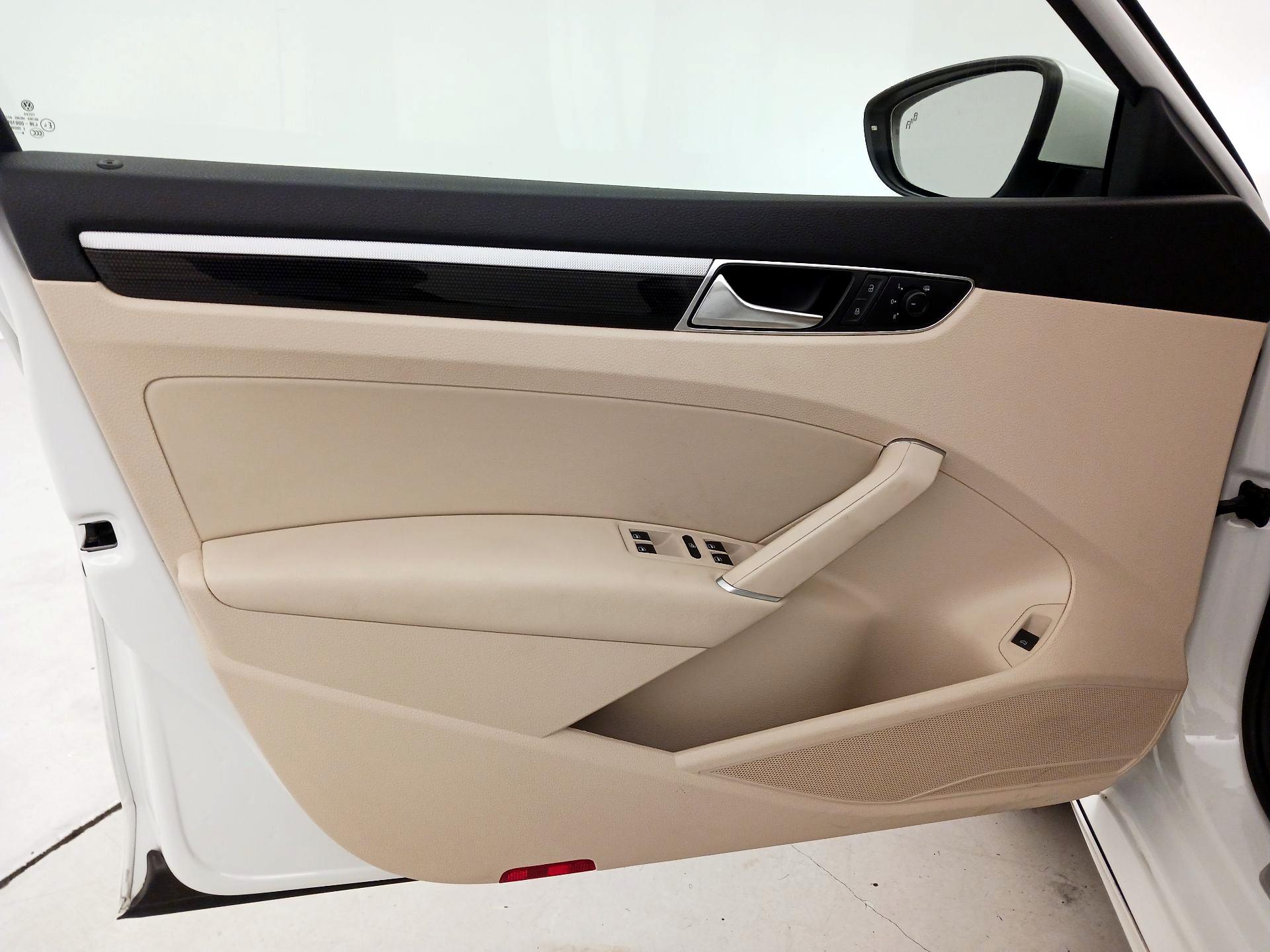 Thumbnail: 2019 Volkswagen Passat - 12