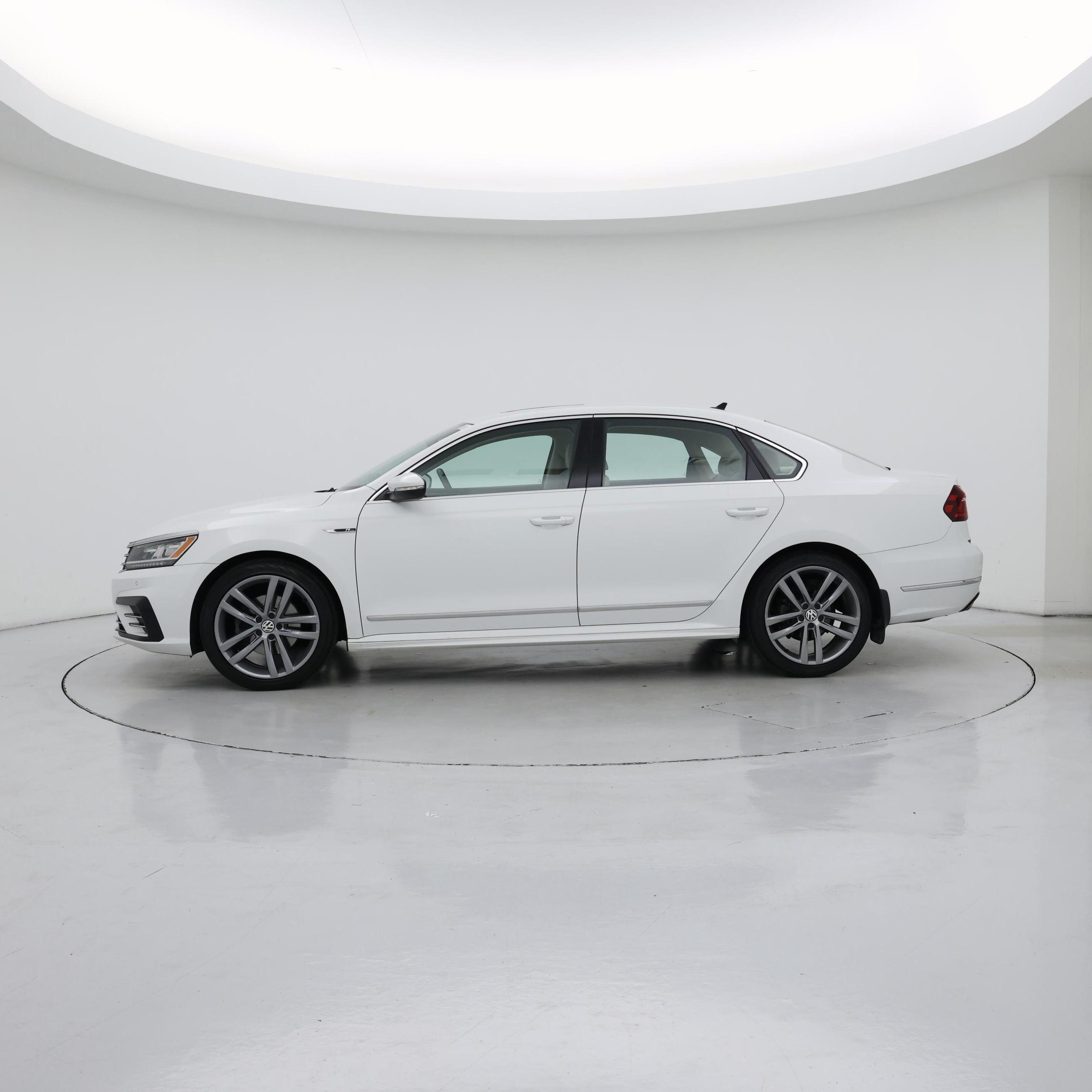 Thumbnail: 2019 Volkswagen Passat - 3