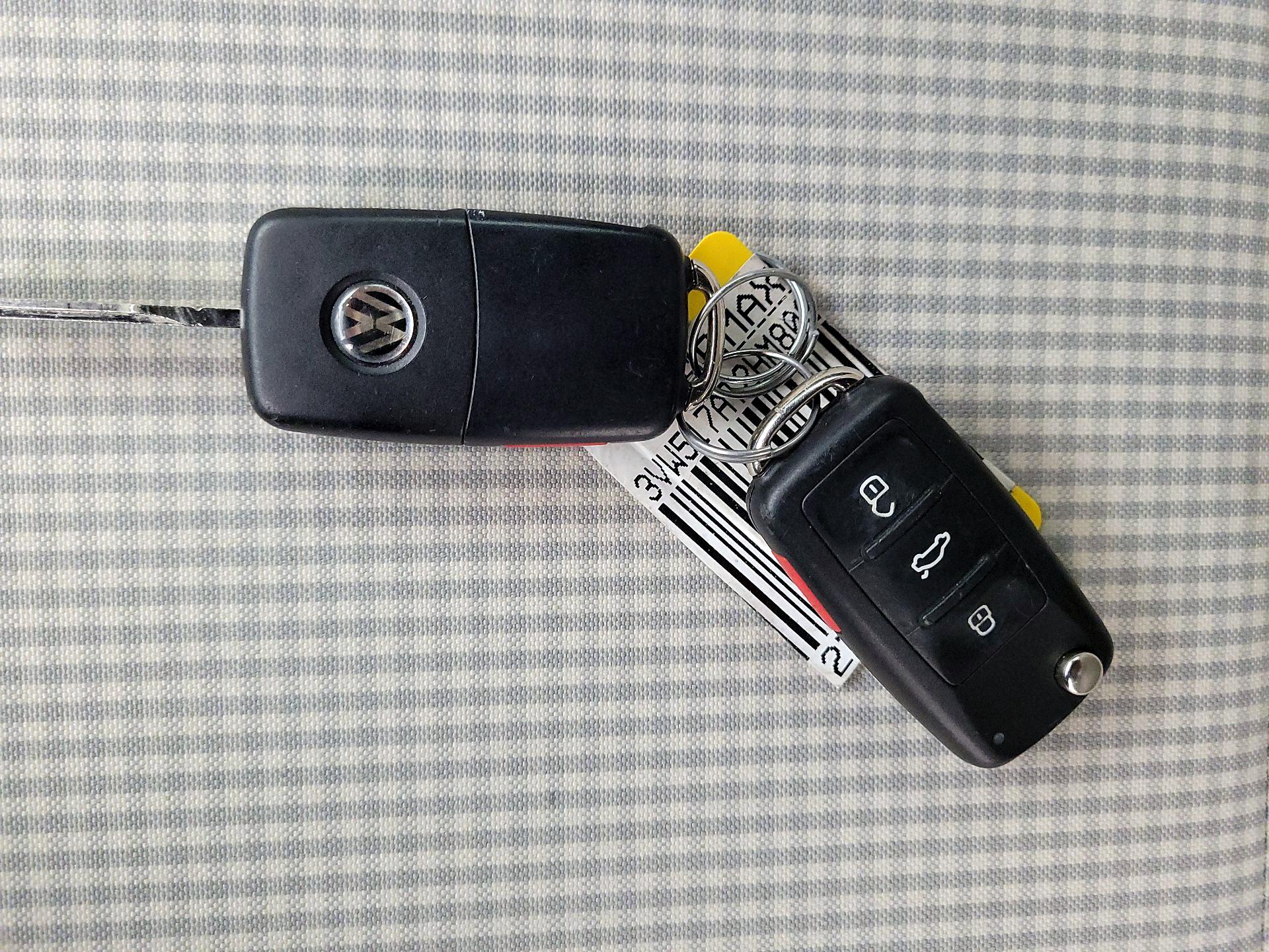 Thumbnail: 2017 Volkswagen Beetle - 18