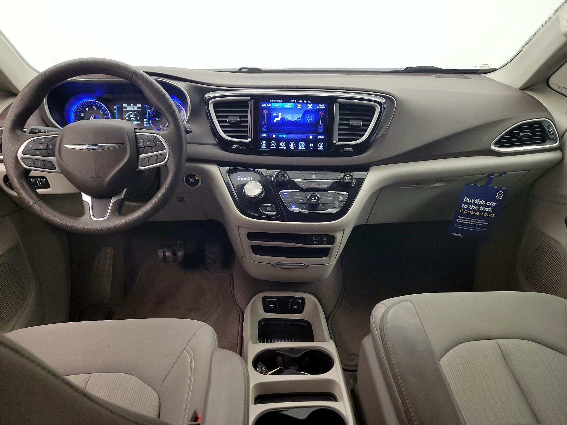 Thumbnail: 2017 Chrysler Pacifica - 9