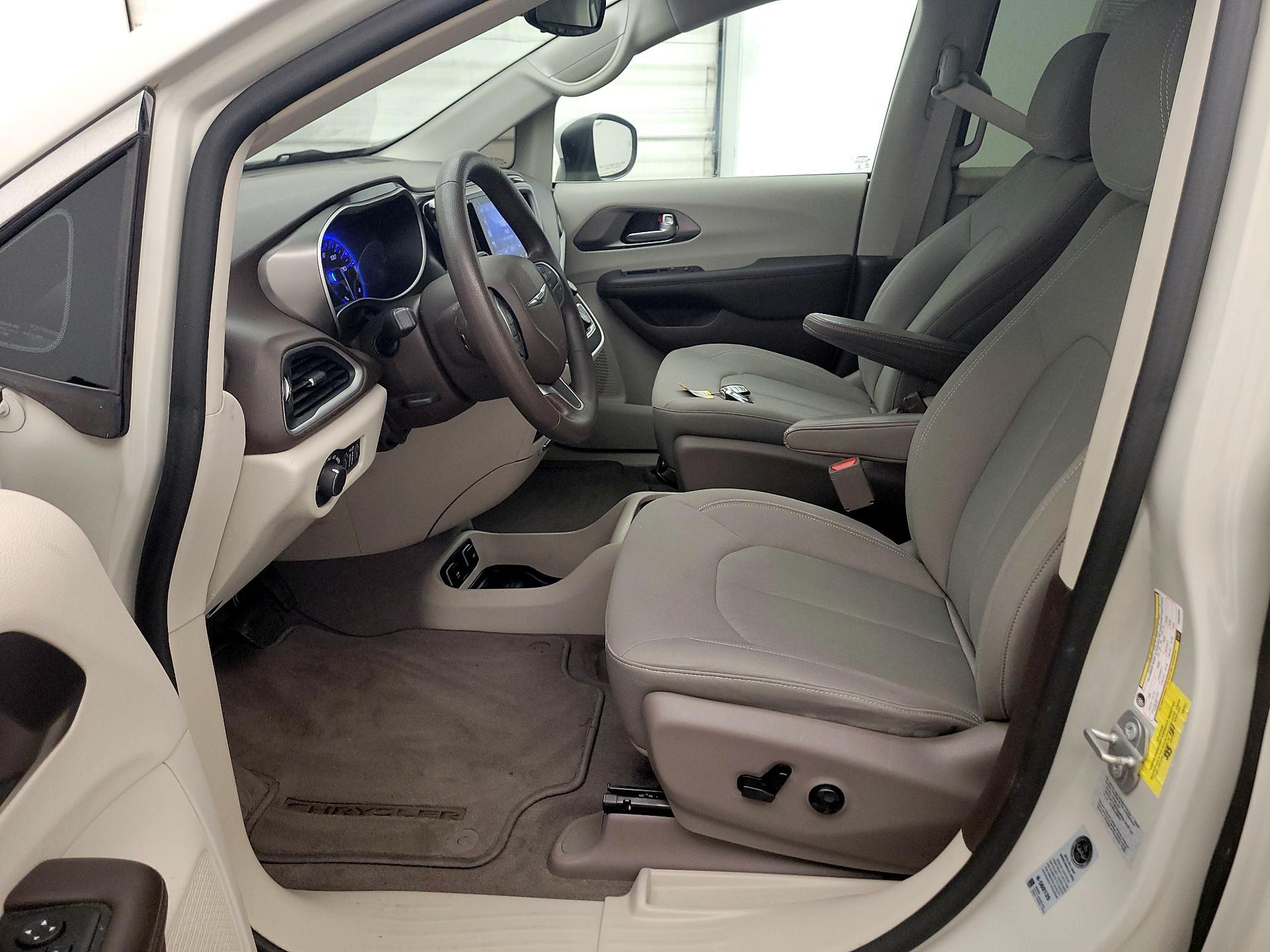 Thumbnail: 2017 Chrysler Pacifica - 11