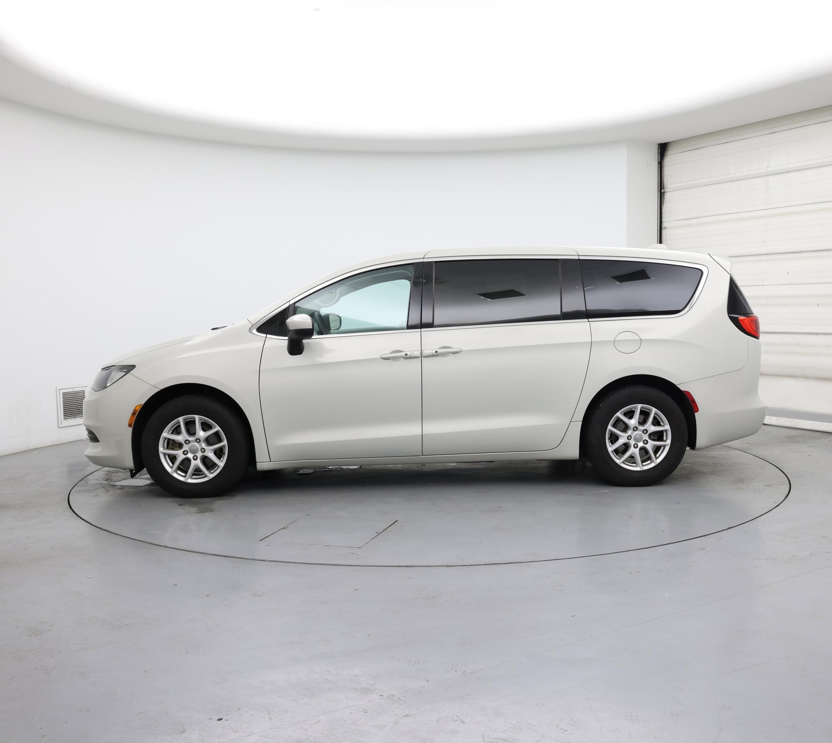 Thumbnail: 2017 Chrysler Pacifica - 3