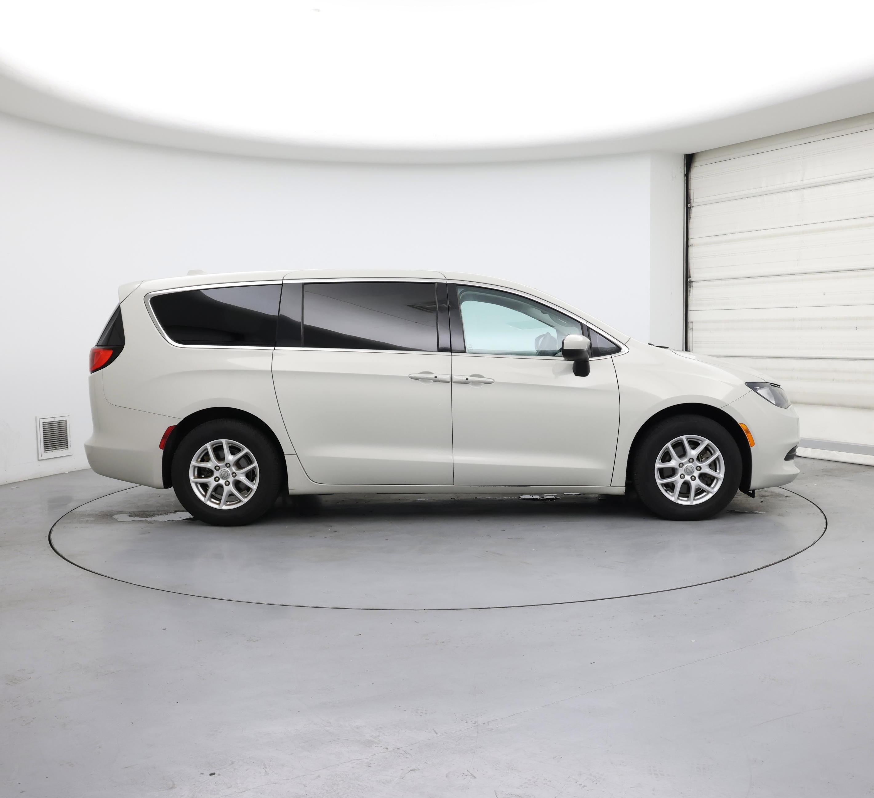 Thumbnail: 2017 Chrysler Pacifica - 7