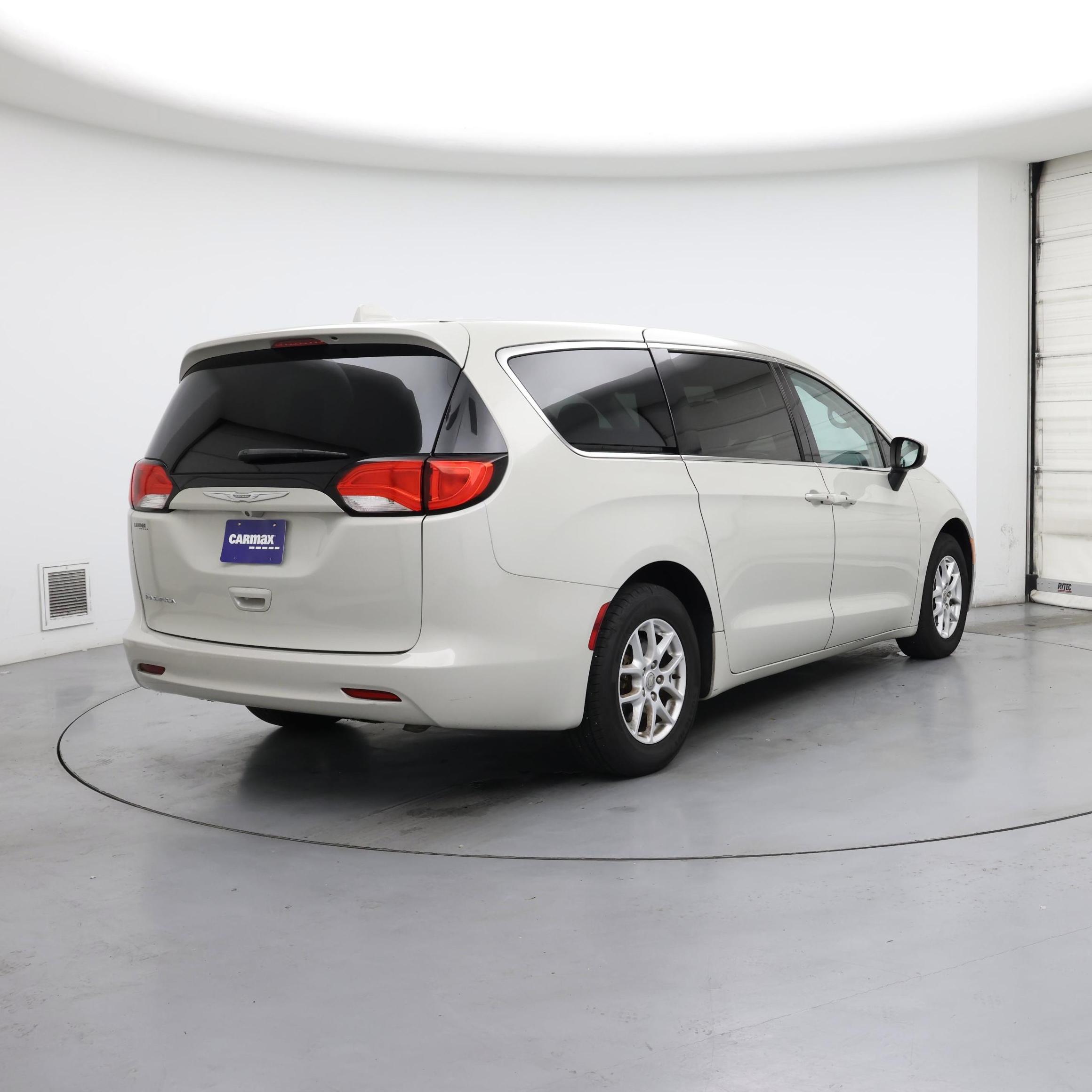 Thumbnail: 2017 Chrysler Pacifica - 8