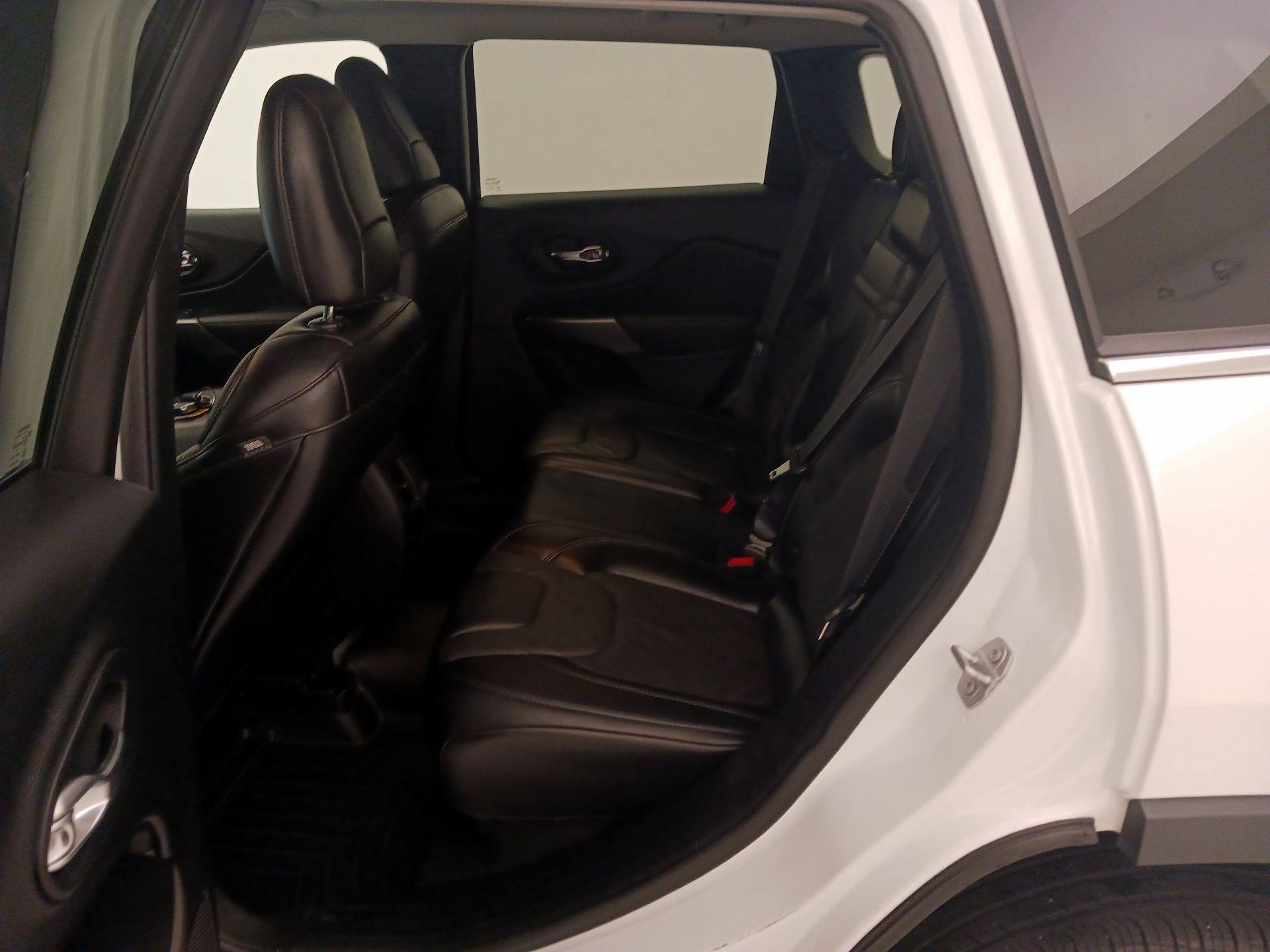 Thumbnail: 2019 Jeep Cherokee - 20