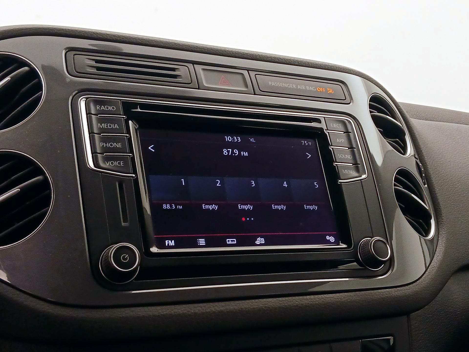 Thumbnail: 2017 Volkswagen Tiguan - 15
