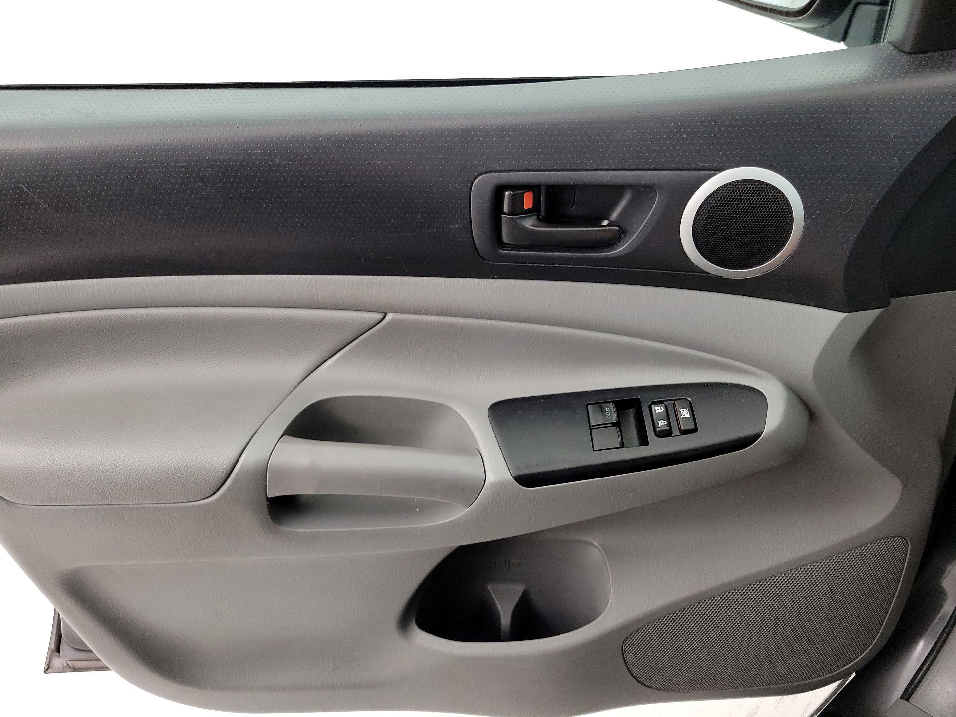 Thumbnail: 2014 Toyota Tacoma - 12