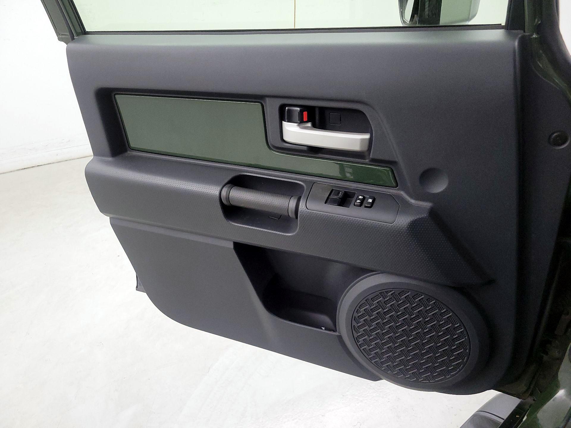 Thumbnail: 2014 Toyota FJ Cruiser - 10