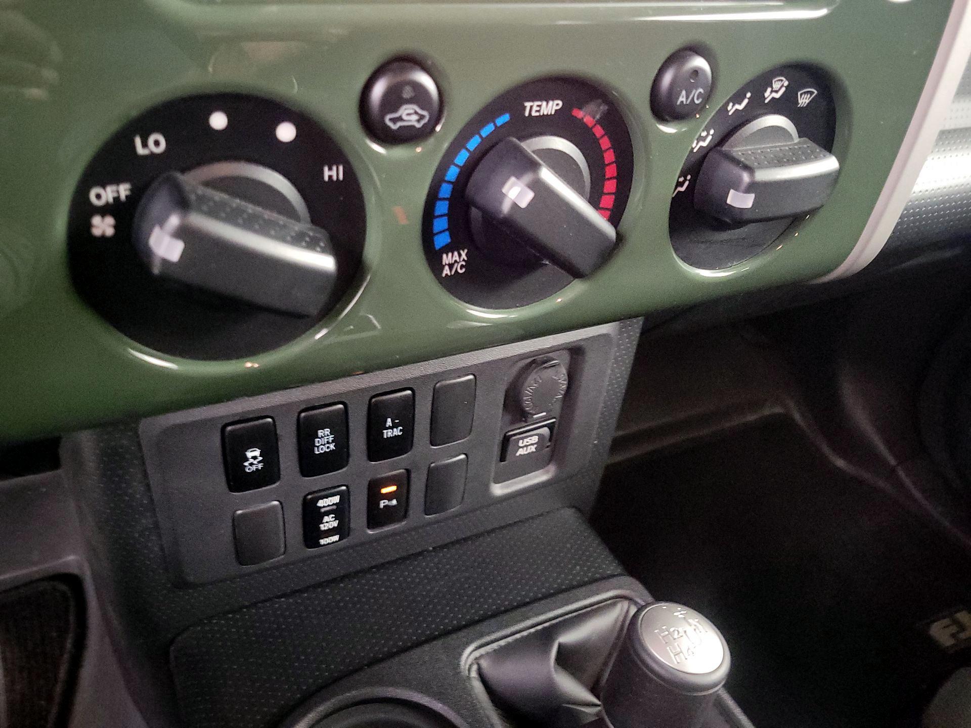 Thumbnail: 2014 Toyota FJ Cruiser - 14