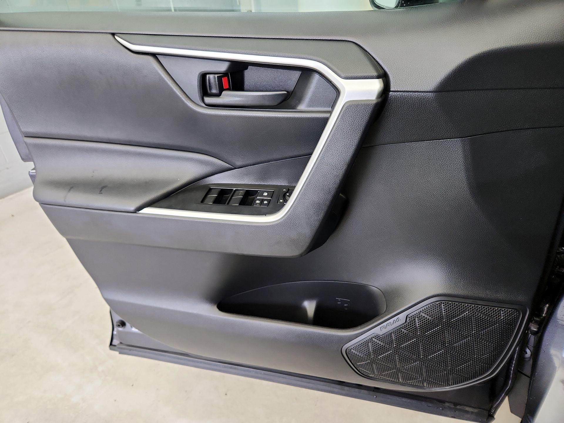 Thumbnail: 2020 Toyota RAV4 - 12