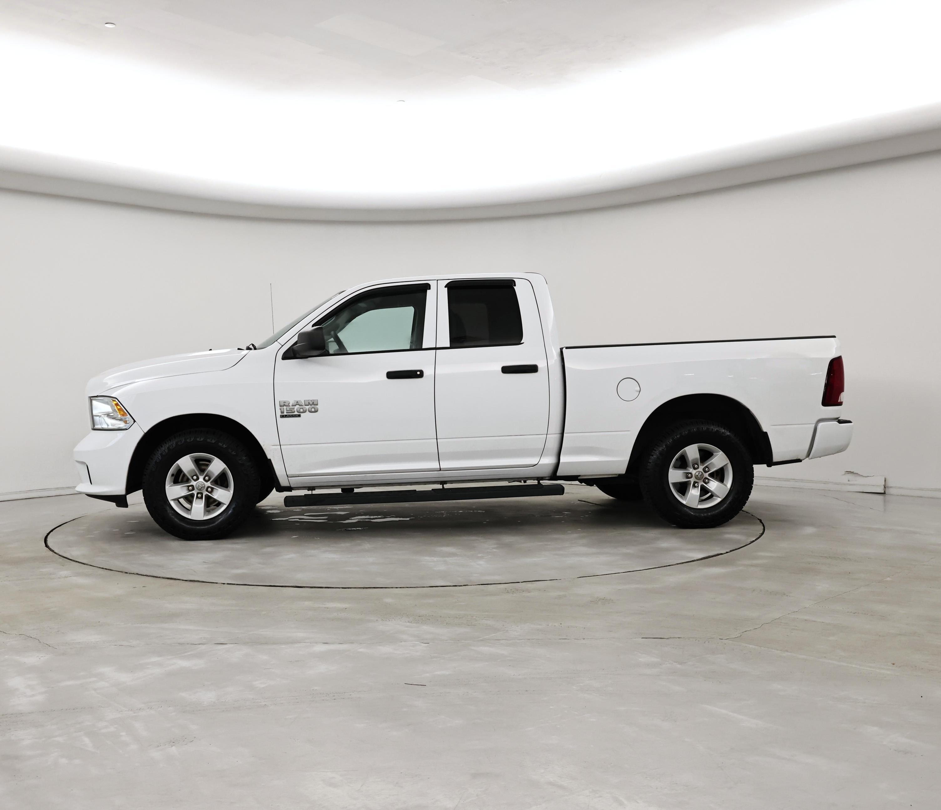 Thumbnail: 2019 RAM 1500 Classic - 3
