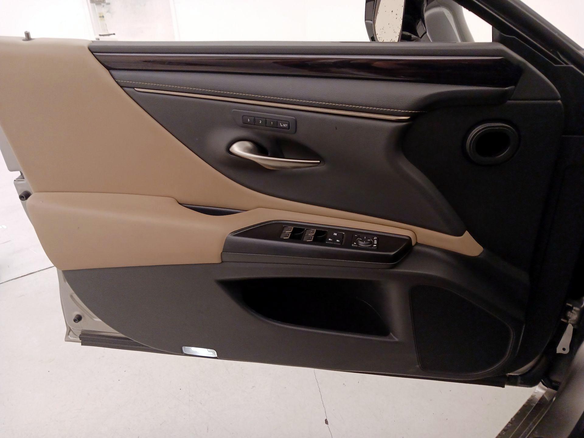Thumbnail: 2021 Lexus ES - 12