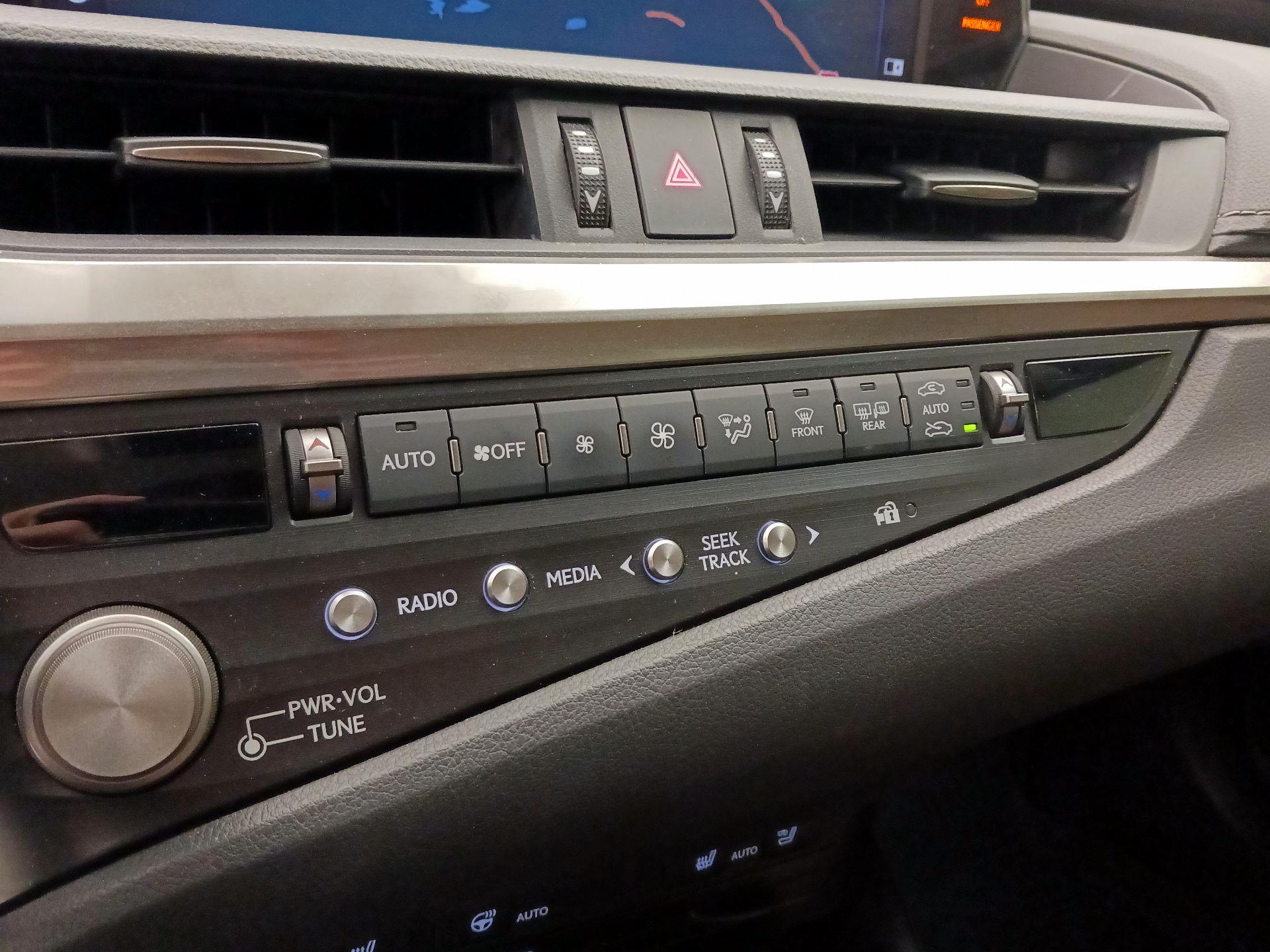 Thumbnail: 2021 Lexus ES - 17