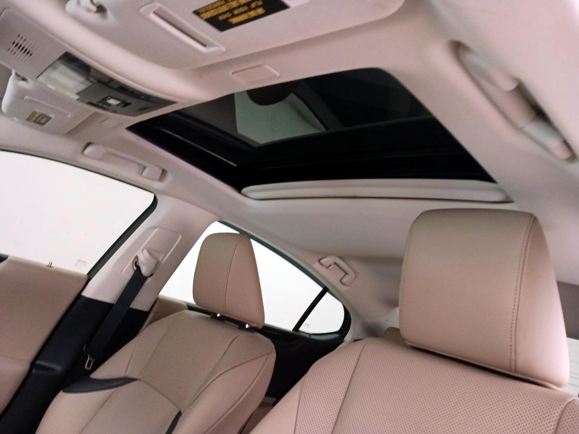 Thumbnail: 2021 Lexus ES - 20