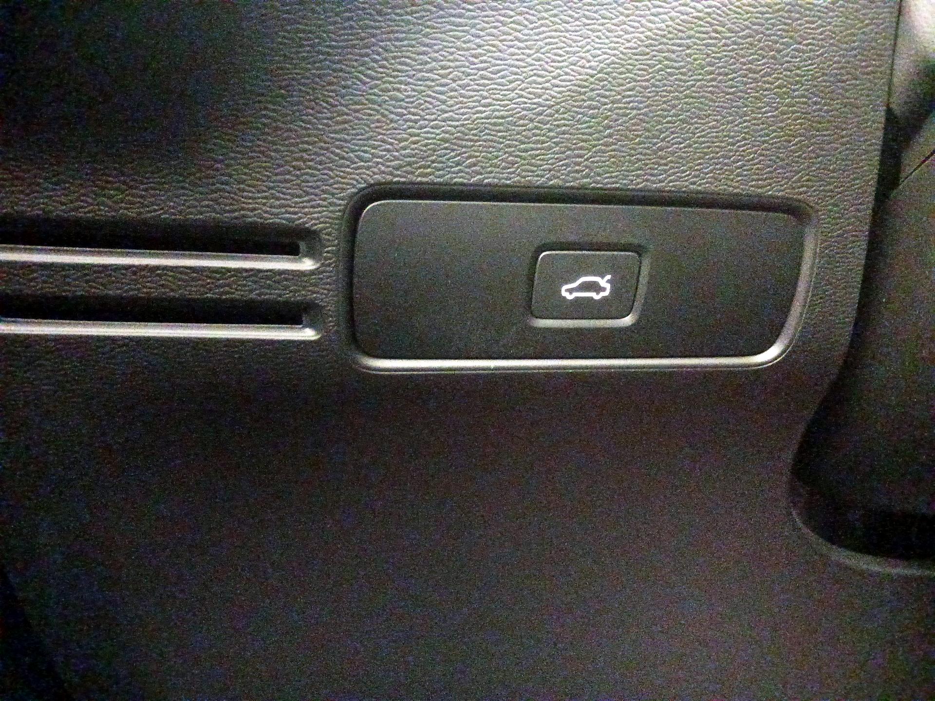 Thumbnail: 2023 Volvo XC40 - 13