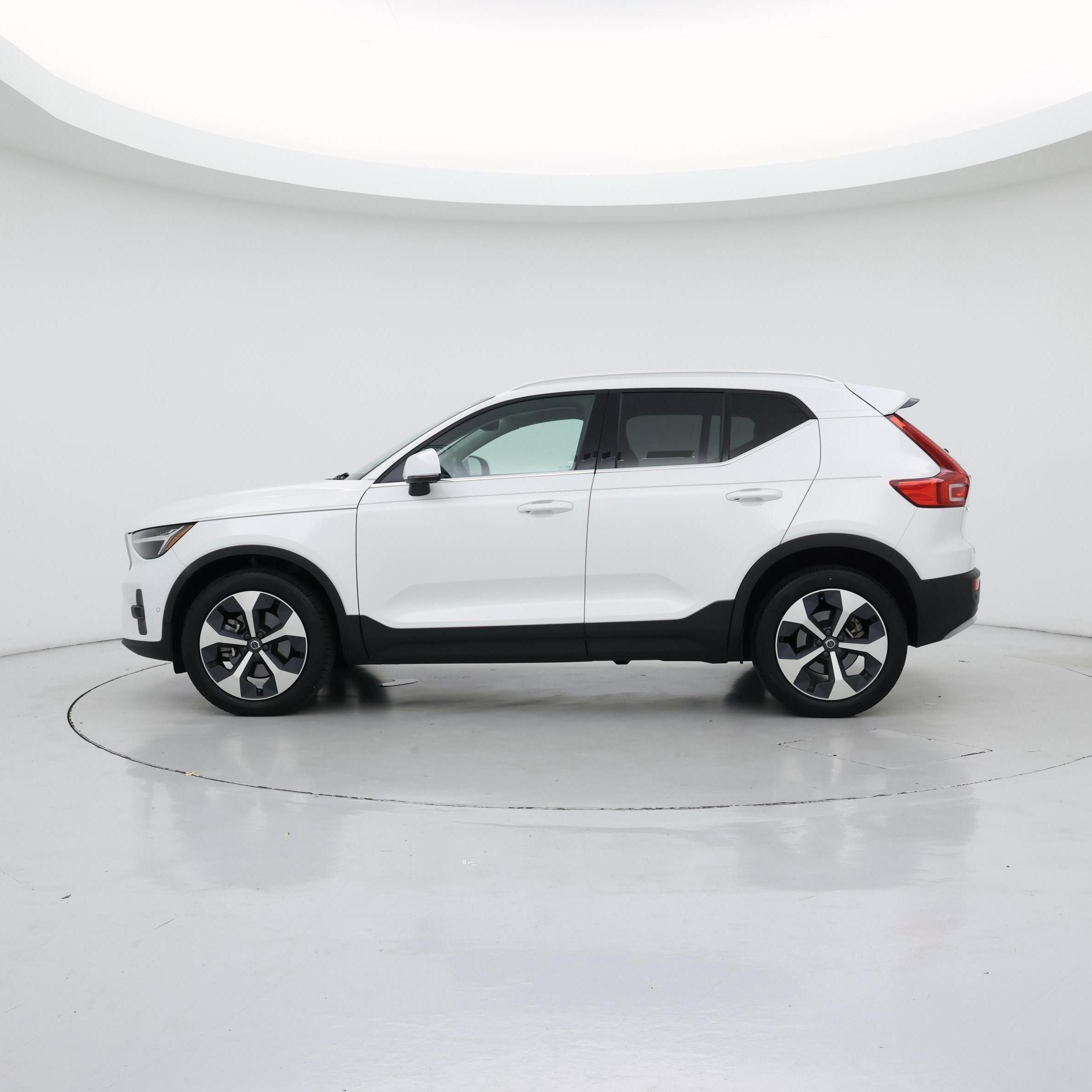 Thumbnail: 2023 Volvo XC40 - 3