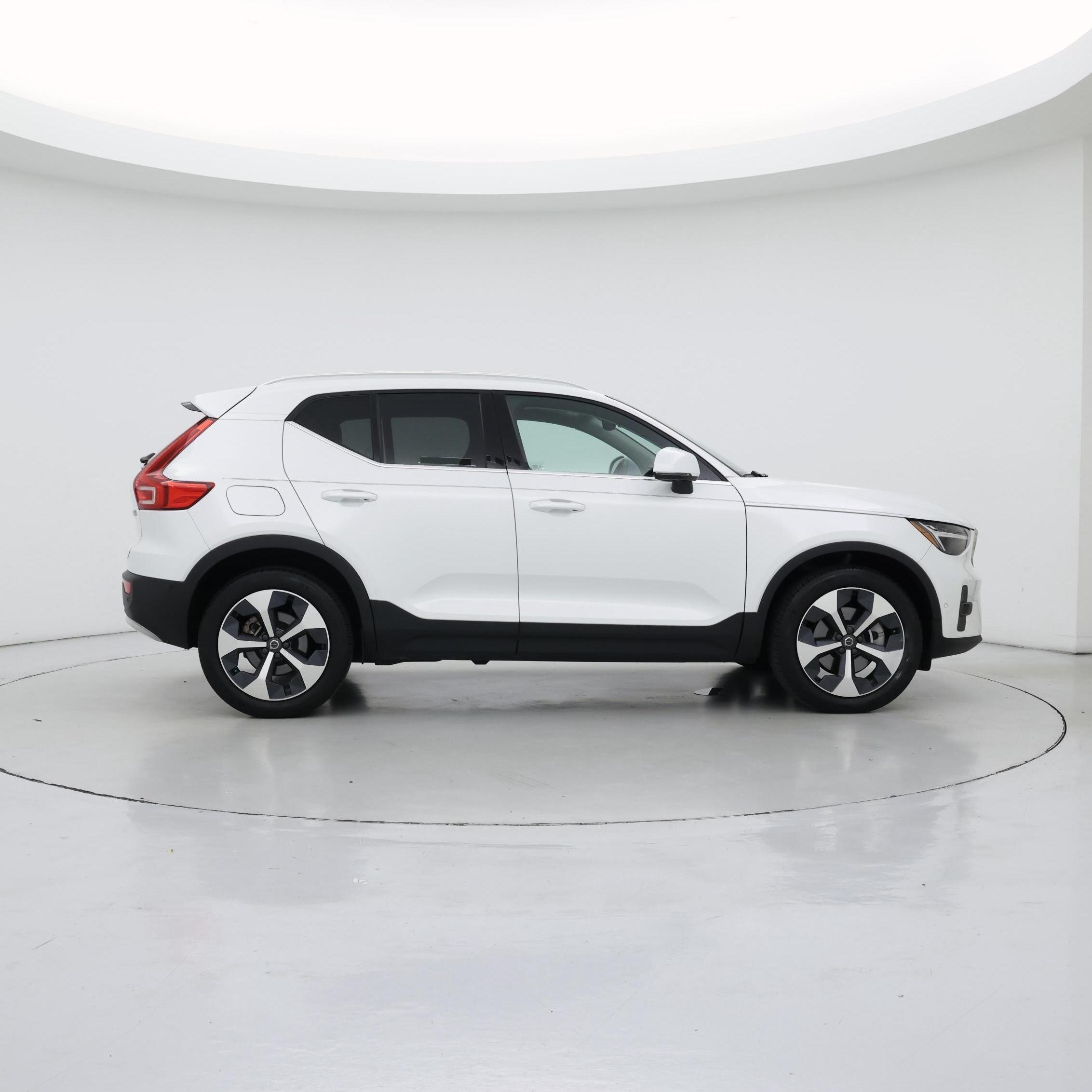 Thumbnail: 2023 Volvo XC40 - 7