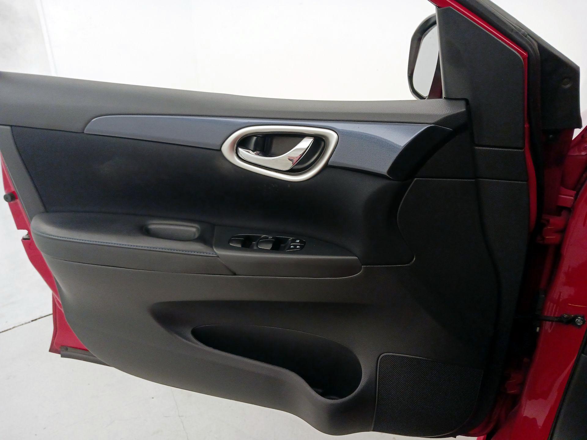 Thumbnail: 2016 Nissan Sentra - 12