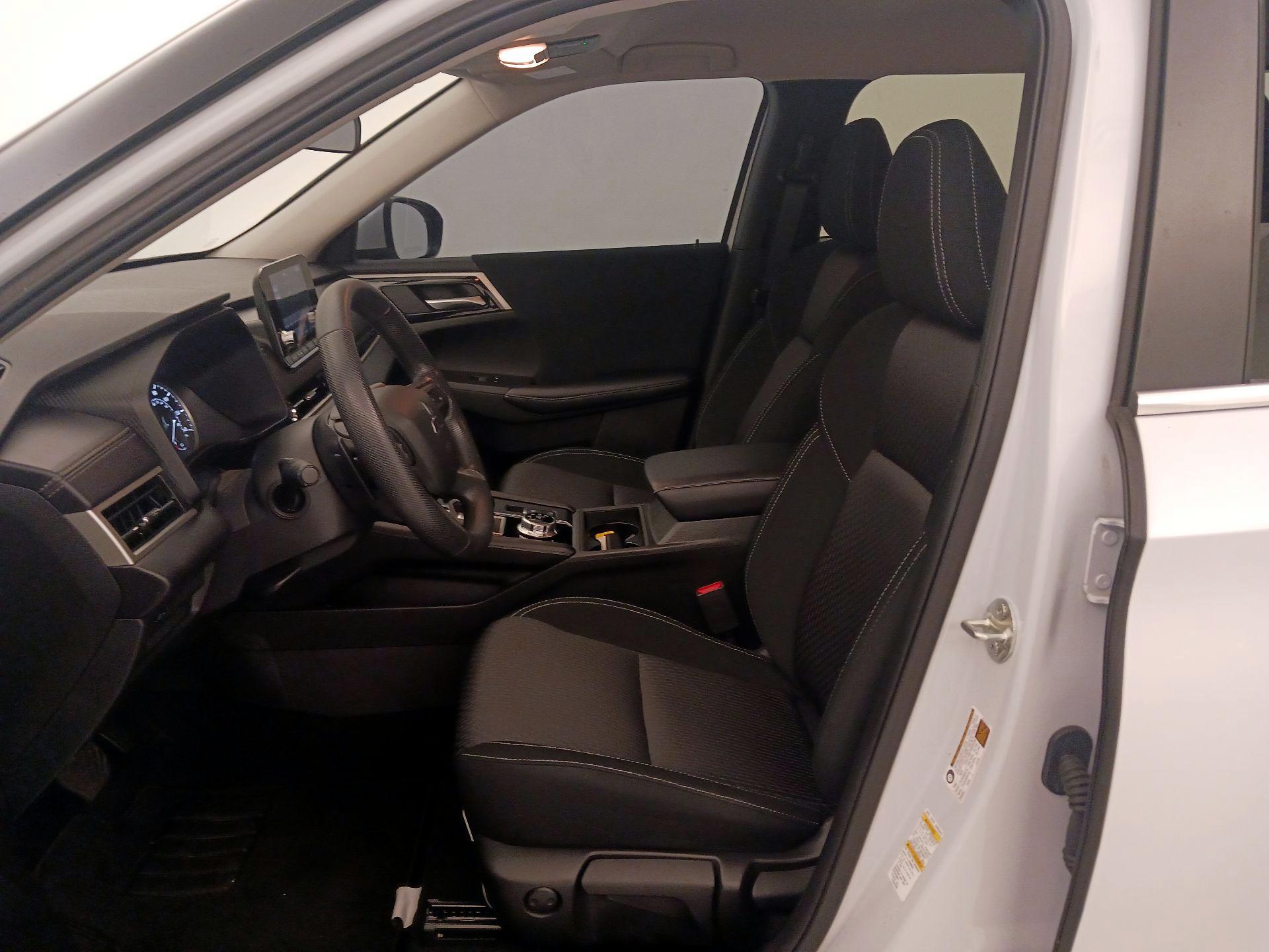 Thumbnail: 2024 Mitsubishi Outlander - 11