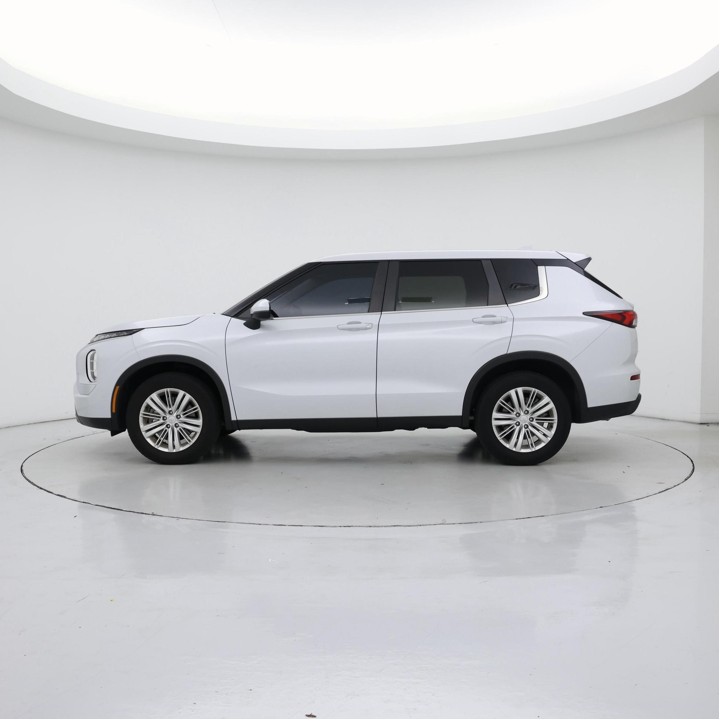 Thumbnail: 2024 Mitsubishi Outlander - 3