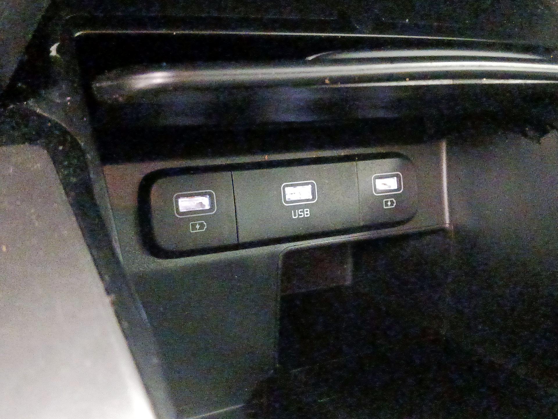 Thumbnail: 2021 Kia Sorento - 18