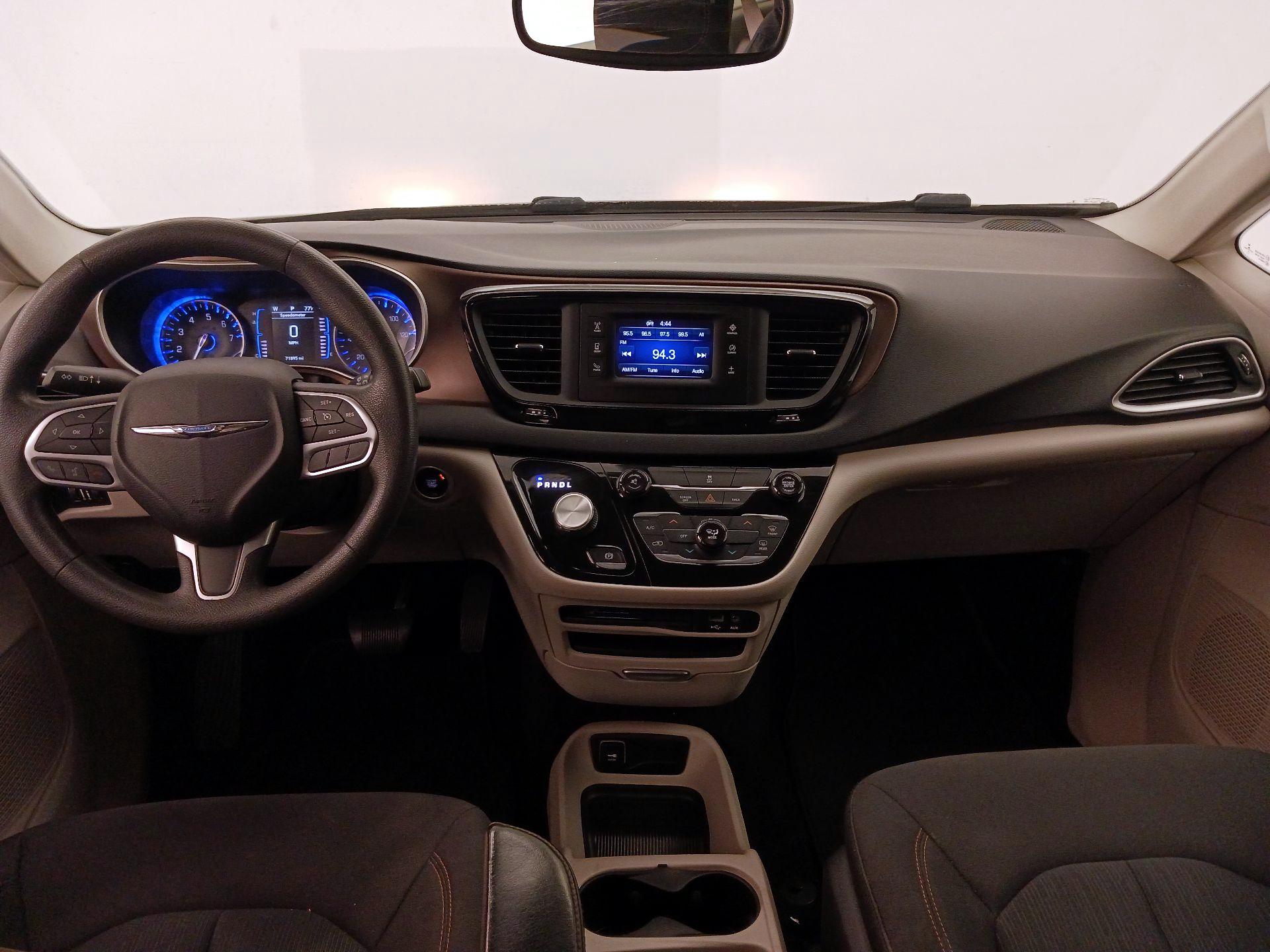 Thumbnail: 2017 Chrysler Pacifica - 9