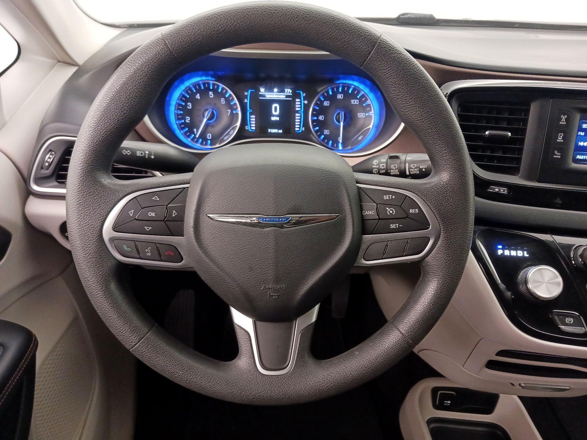 Thumbnail: 2017 Chrysler Pacifica - 10