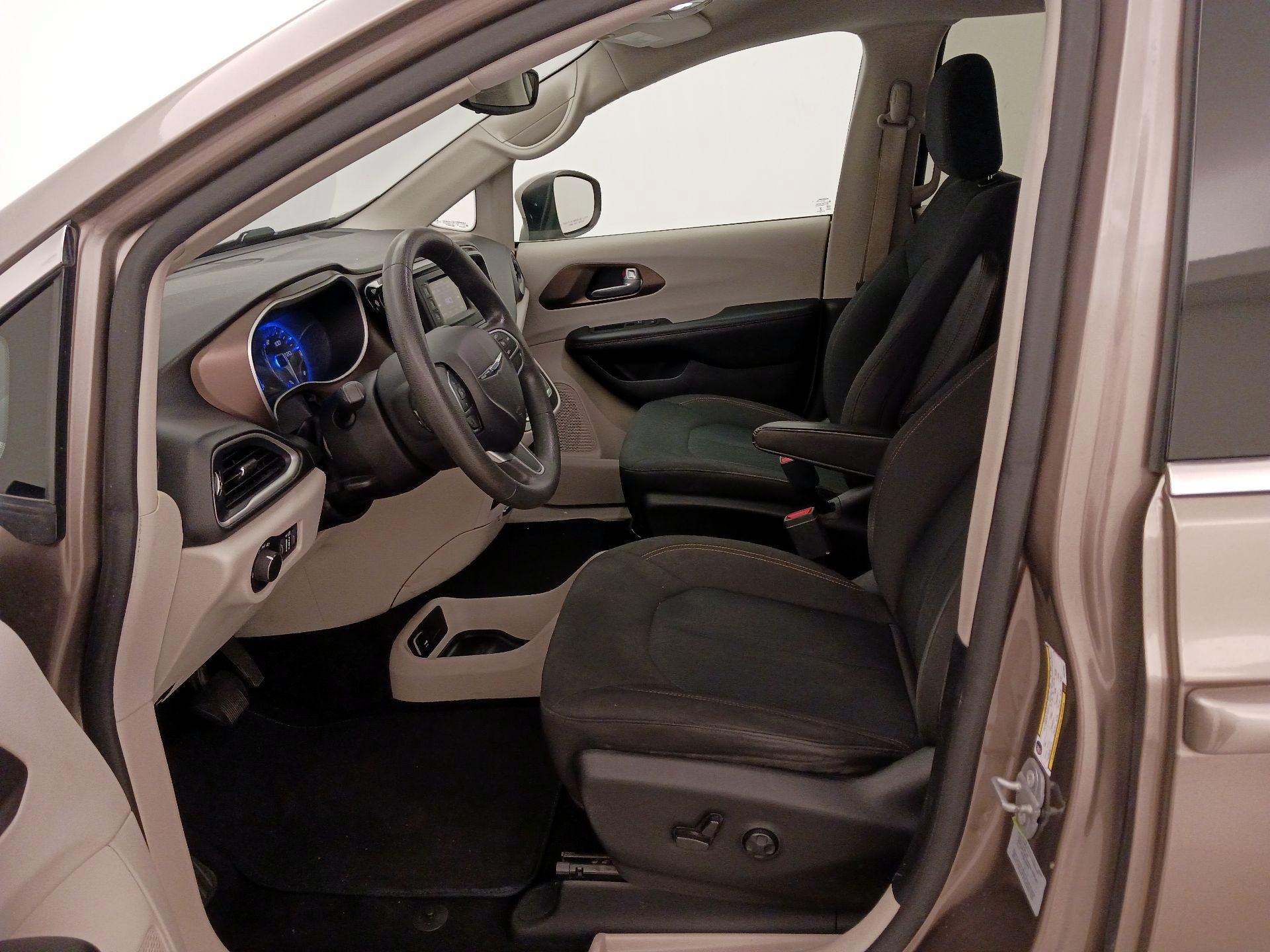 Thumbnail: 2017 Chrysler Pacifica - 11