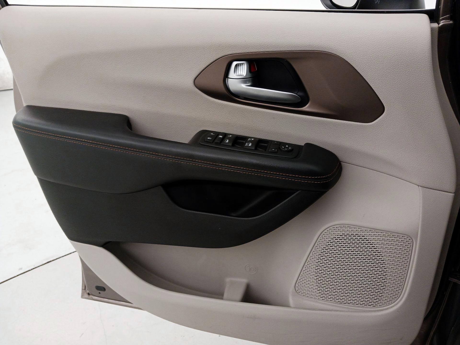 Thumbnail: 2017 Chrysler Pacifica - 12